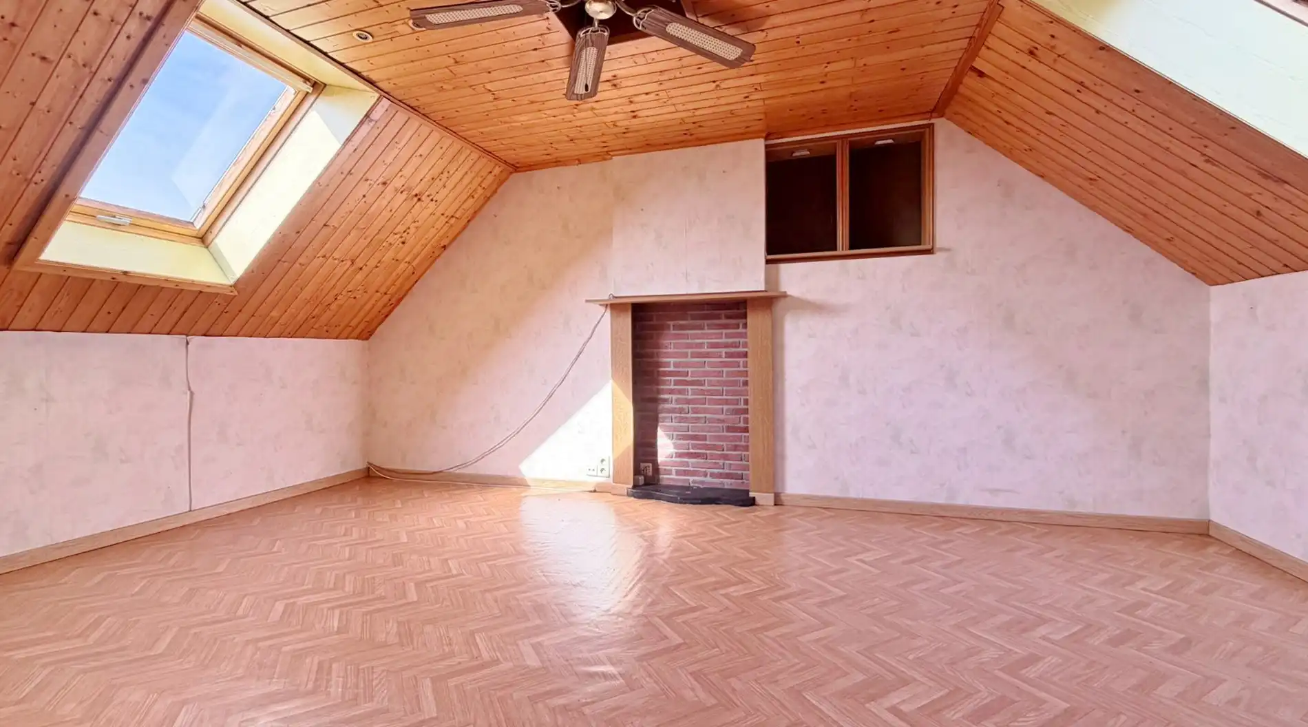 Goed onderhouden halfopen woning met 4 slaapkamers, zonnige tuin en garage. foto 11