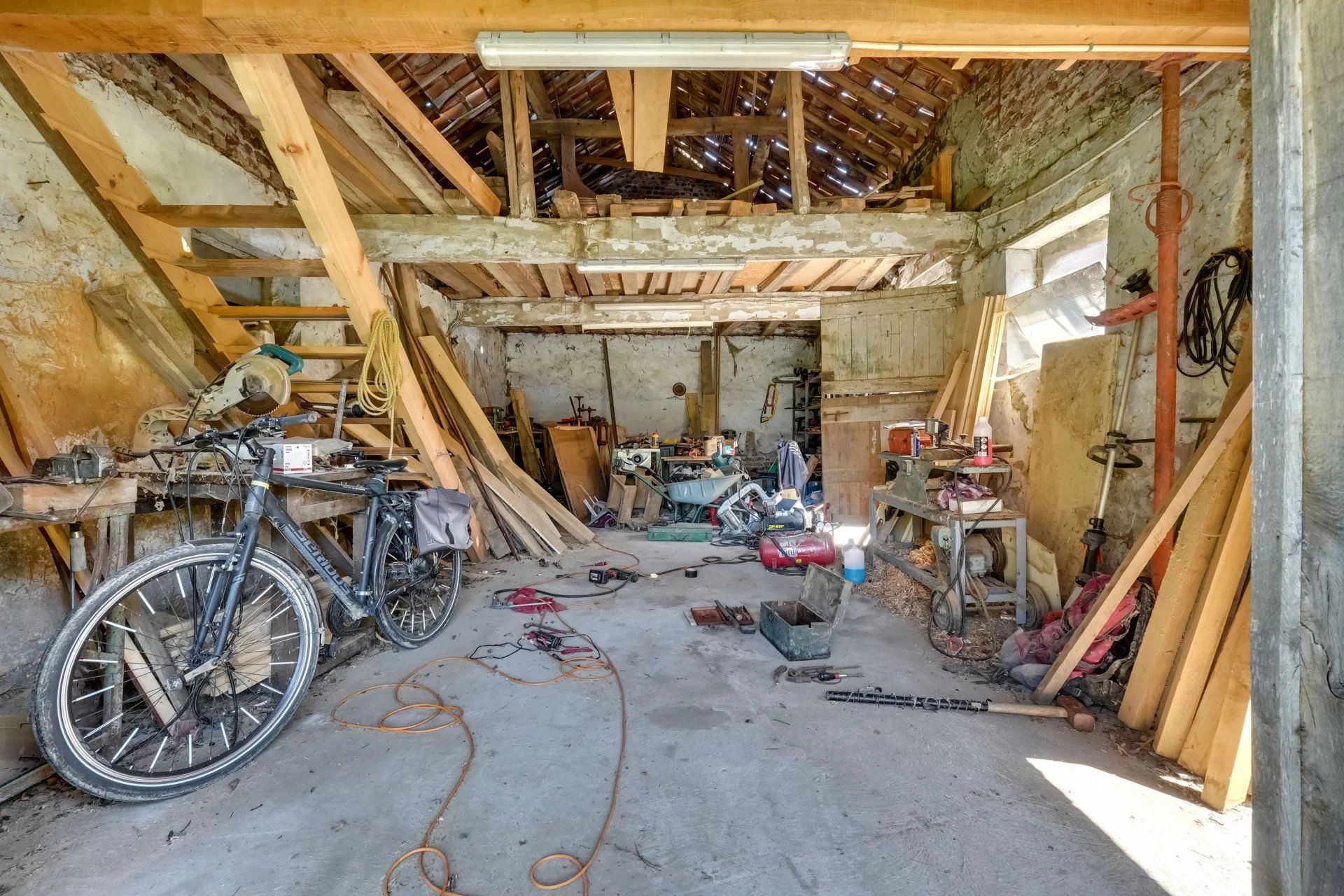 Te renoveren hoeve met binnenkoer en stallingen foto 14