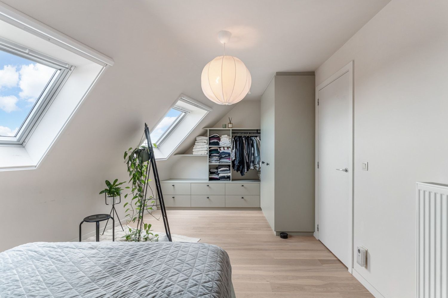 Modern en licht Duplexappartement met 3 slk berging en autostpl foto 22