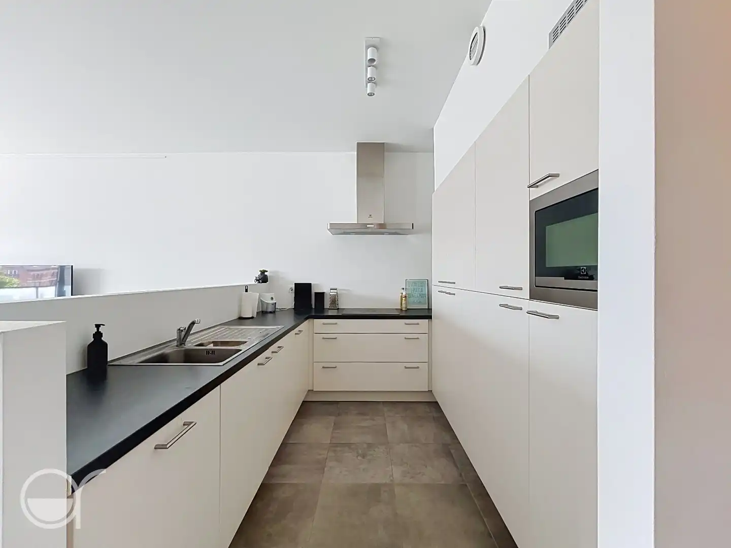 Gemeubeld appartement met twee slaapkamers en zicht op water incl autostaanplaats foto 3