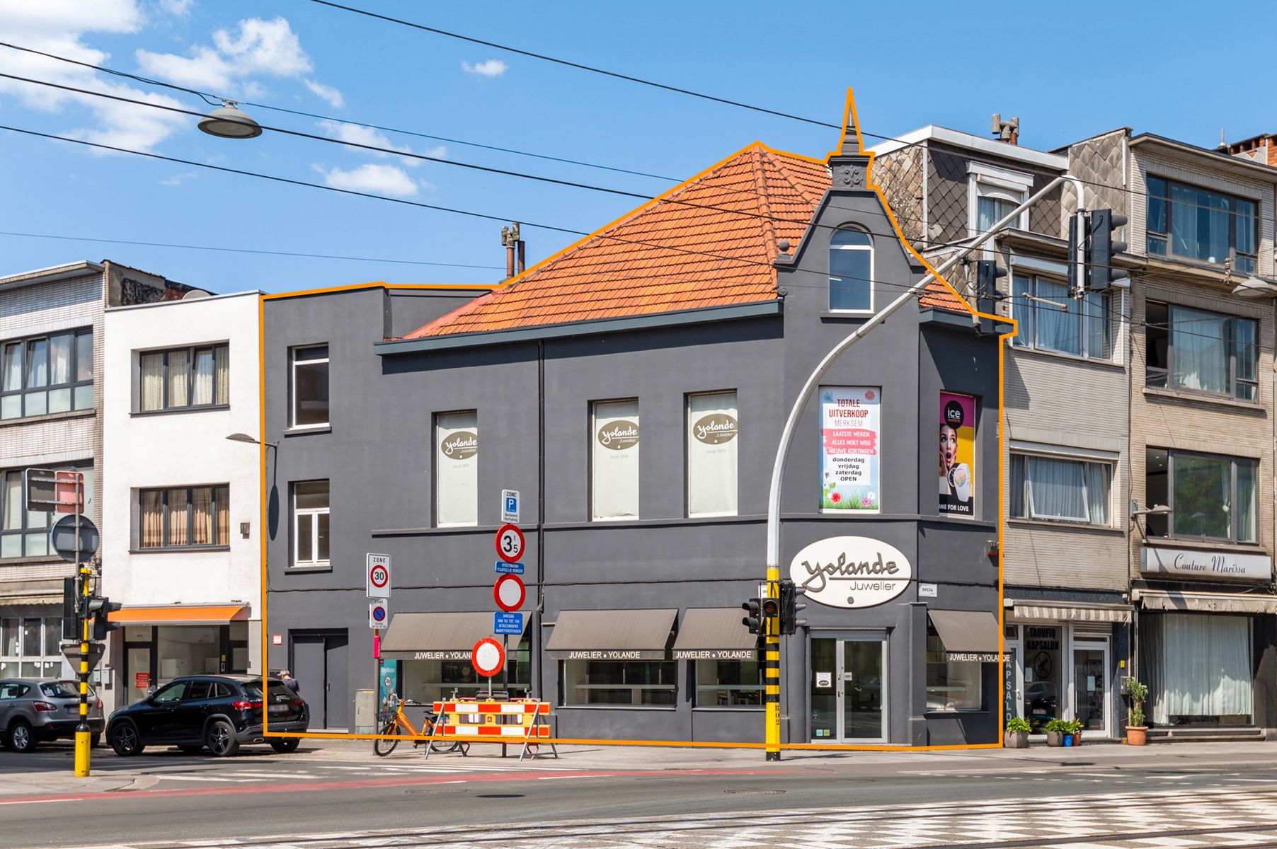 Zeer ruim handelshuis op top locatie in Merksem foto {{pictureIndex}}