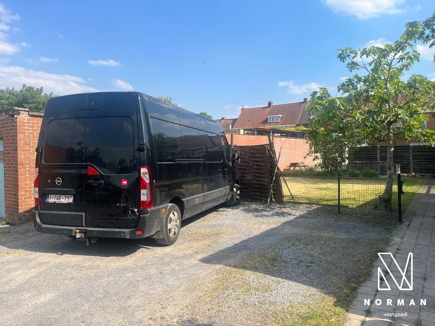 Gezellige rijwoning te koop in Harelbeke met achteraan een uitweg en mogelijkheid tot het bouwen van een magazijn foto 3