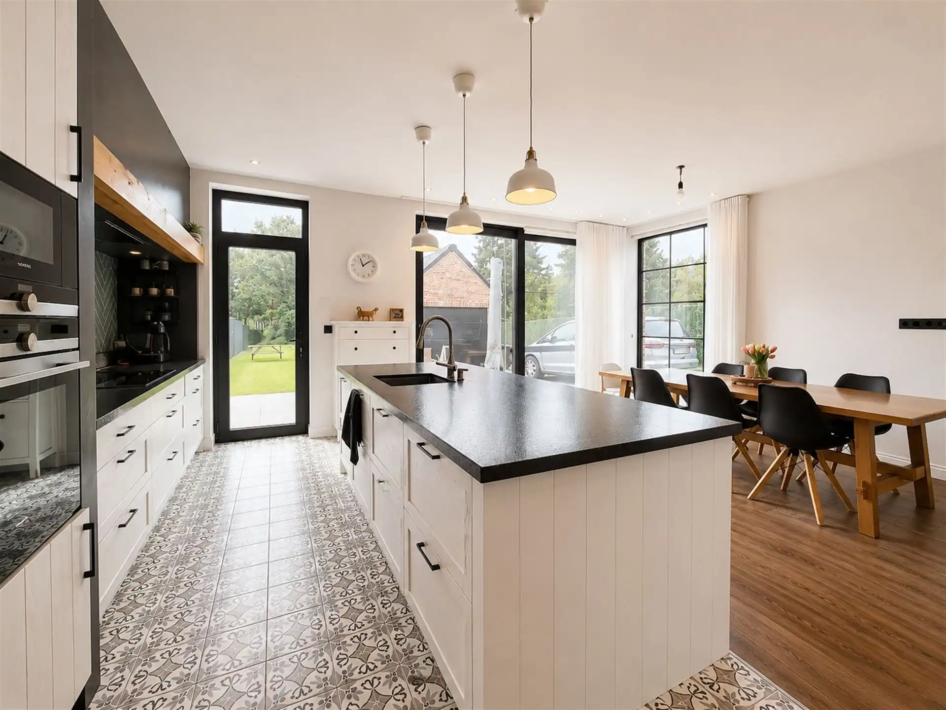 Stijlvolle halfopen pastorijwoning met praktijkruimte, 4 slaapkamers, garage en zonnige tuin op bijna 10 are foto 14