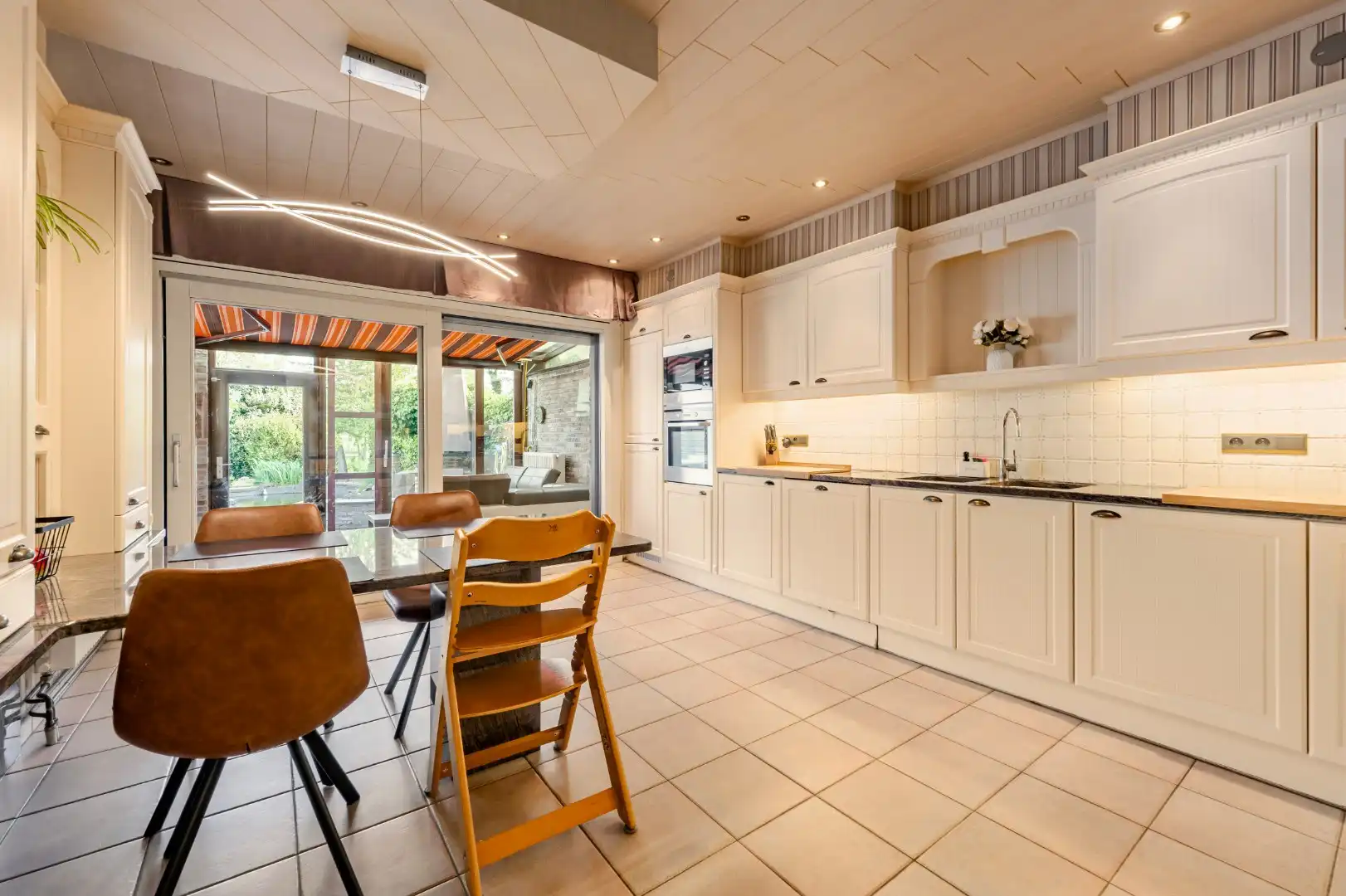 Wonen en werken combineren op toplocatie te Ichtegem - handelswoning met ruime woonst, tuin en garage foto 10