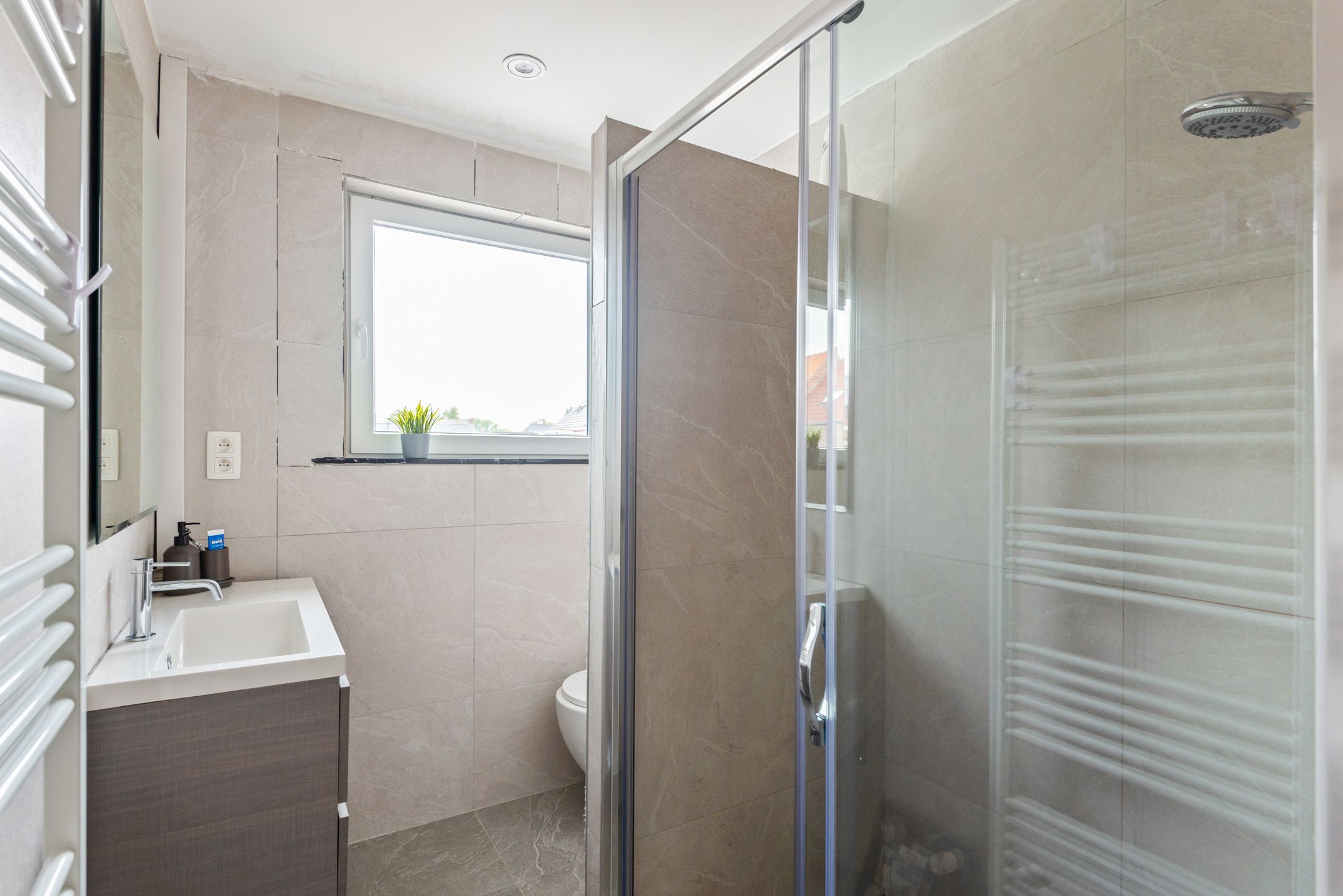 IN OPTIE Instapkl. Half-open woning met 3 slpk, polyv. zolder, gar., oprit en tuin foto 24