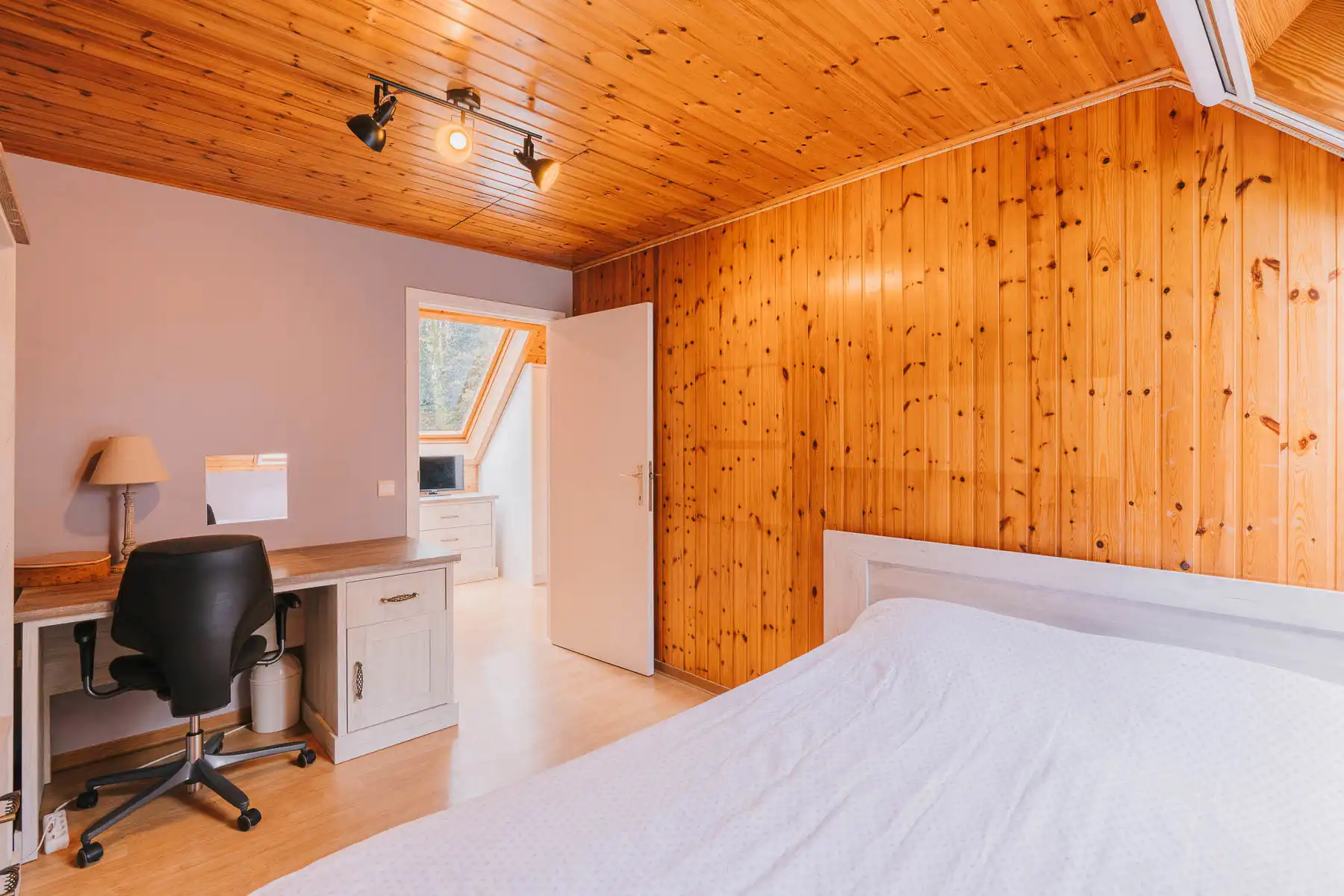 Karaktervolle woning op een uniek perceel in het groen foto 16