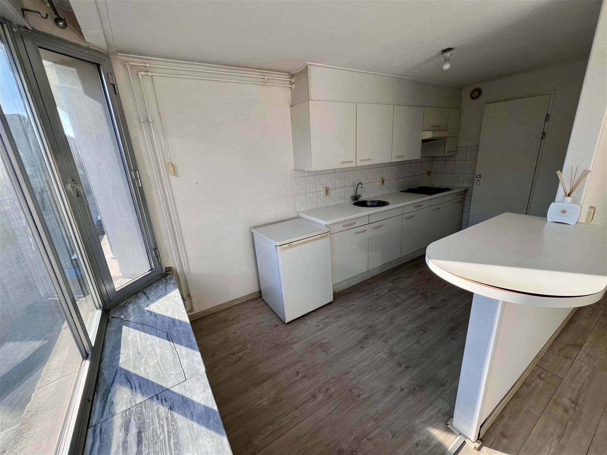 Ruim 2-slaapkamer appartement met overdekte garage. foto 9