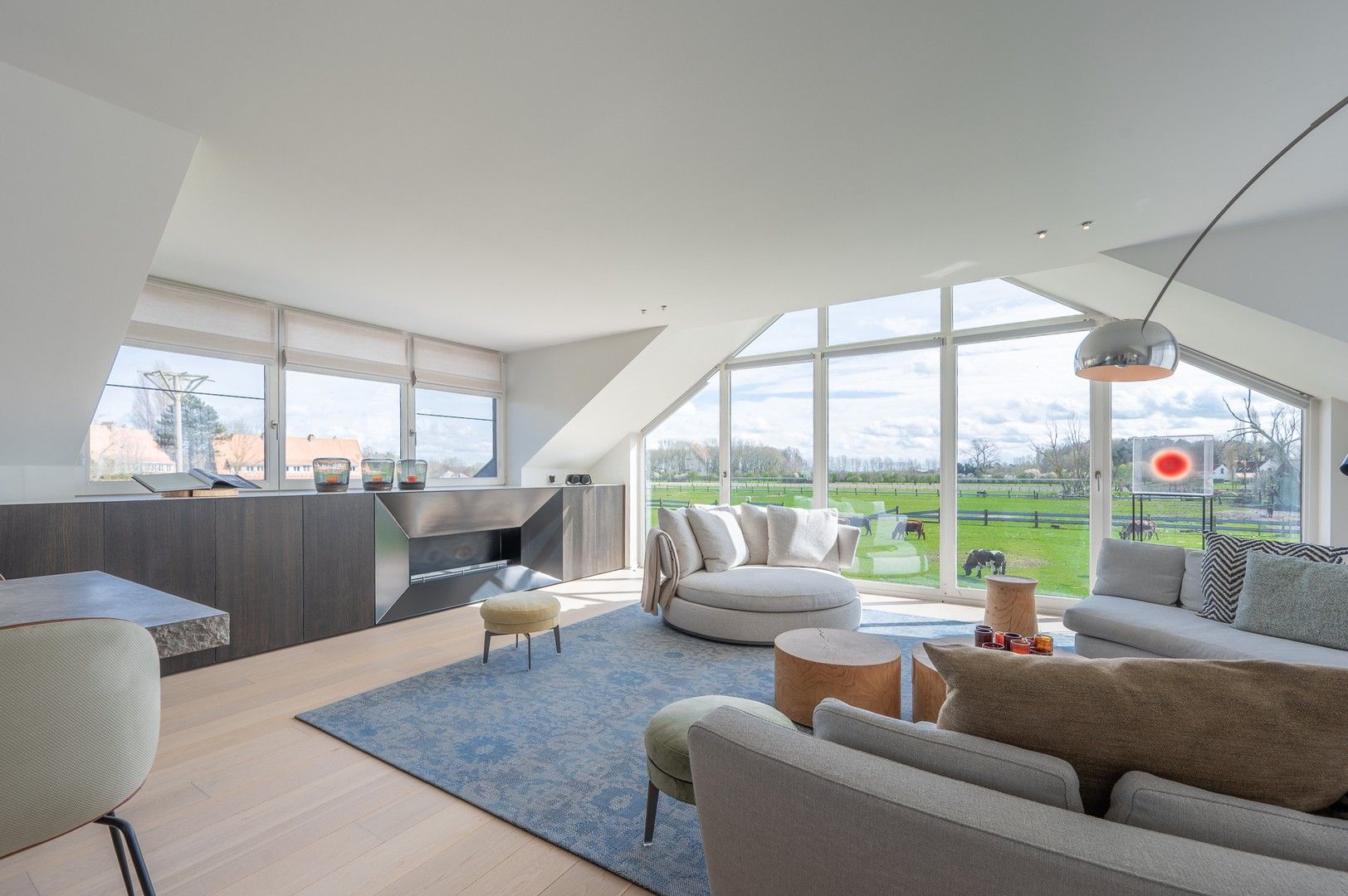 Uitzonderlijke eigendom met een uniek open zicht op de Hazegraspolders, vlakbij het Oosthoekplein. foto {{pictureIndex}}