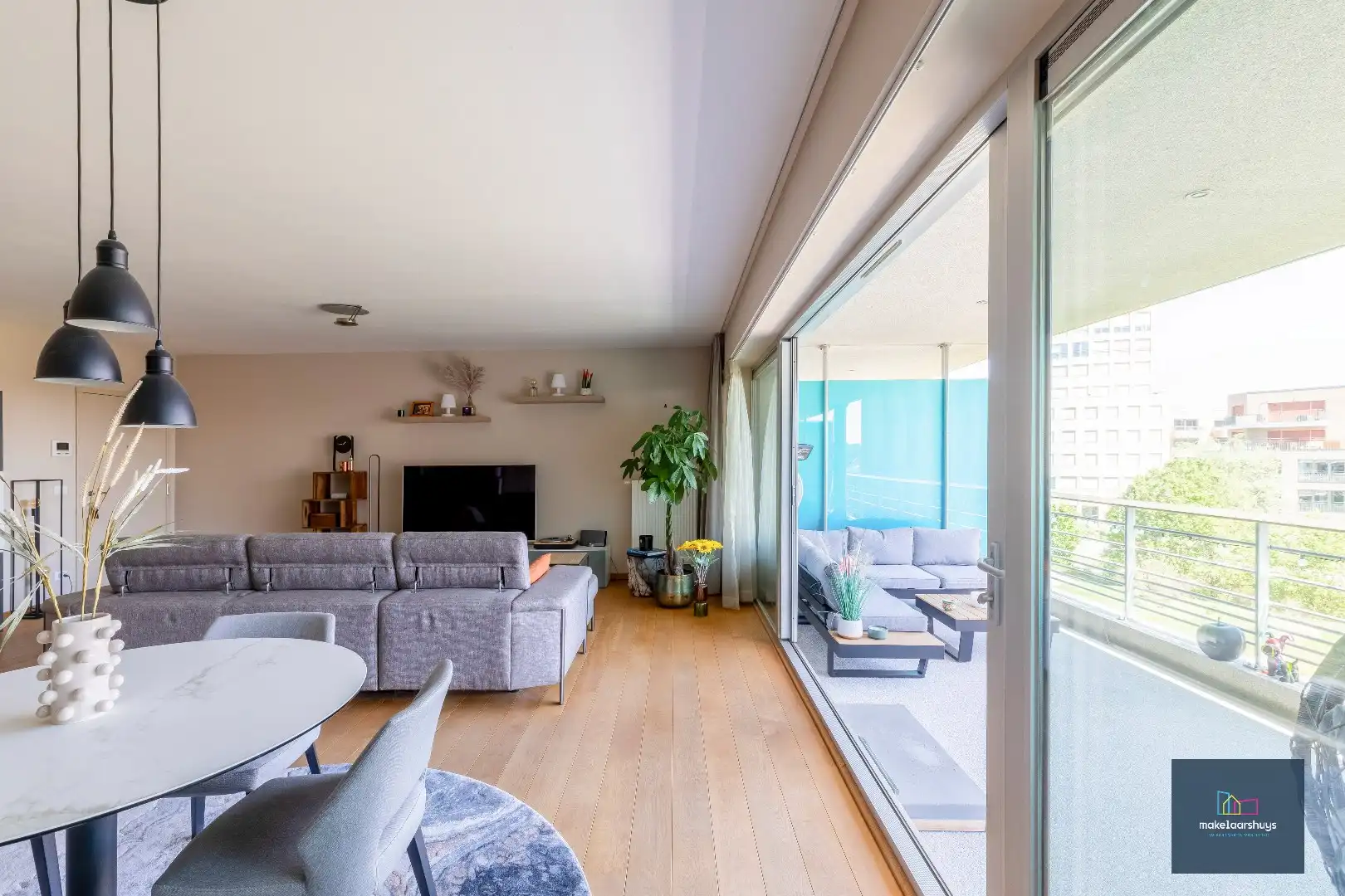 Stijlvol 2 slpk. appartement met ruim terras en staanplaats foto 4