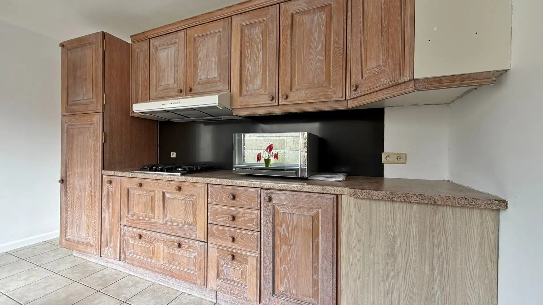 Charmante rijwoning met zonnige tuin in het rustige Woesten foto 6