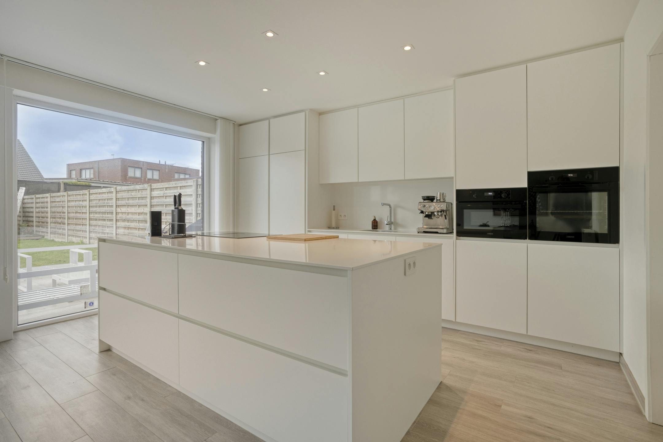 Recente woning (2020) met 4 slaapkamers te koop in Aartrijke foto {{pictureIndex}}