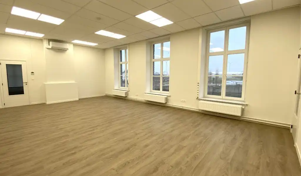 Gerenoveerde kantoren met zicht op water te huur in Gent foto 6