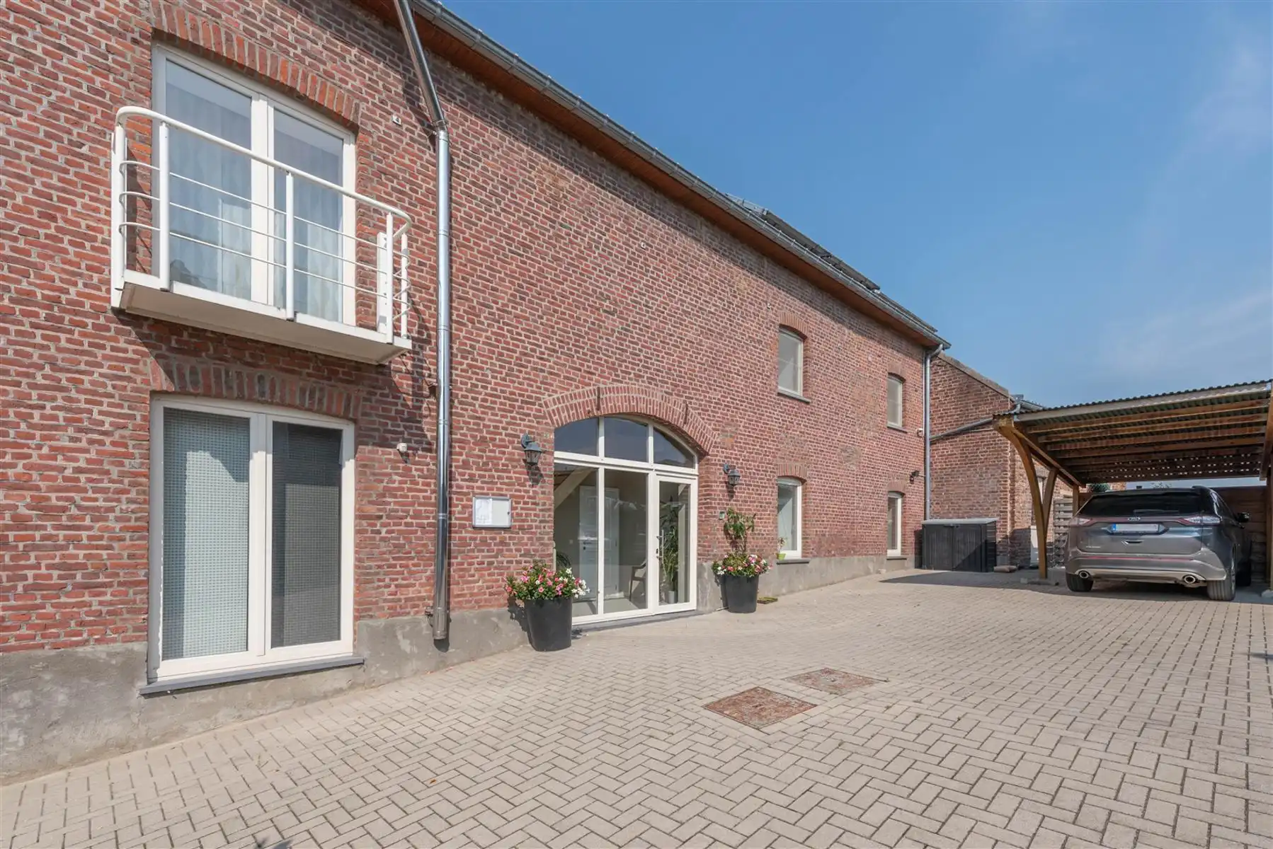 Appartement met parkeerplaats en terras foto 2