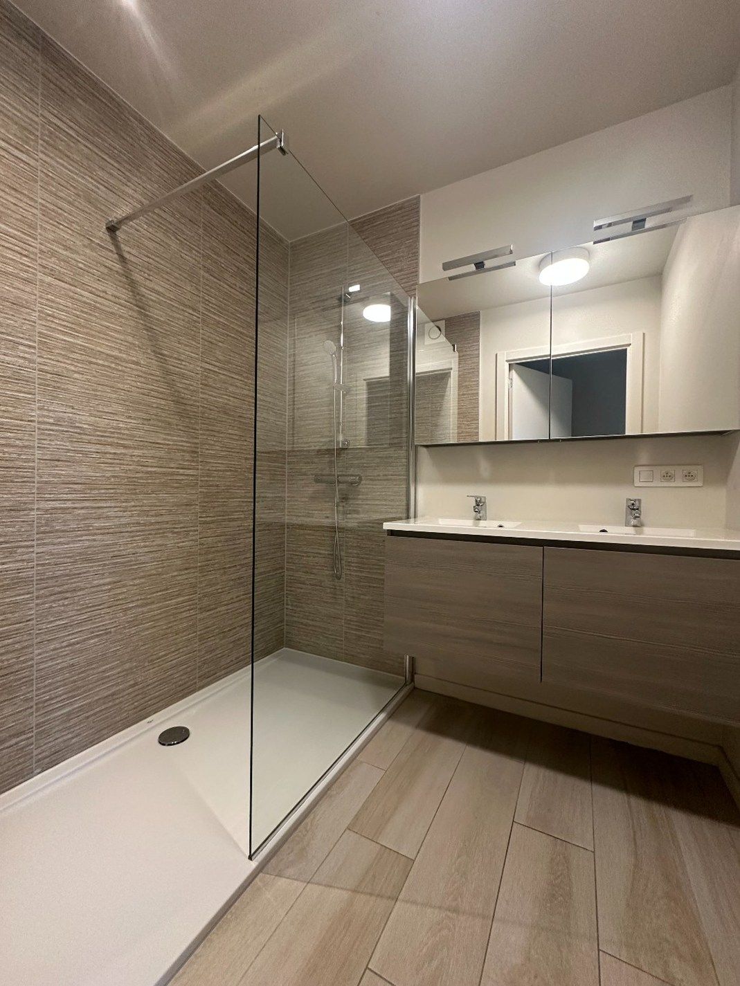 Modern 2-slpk app met ondergrondse staanplaats foto 8