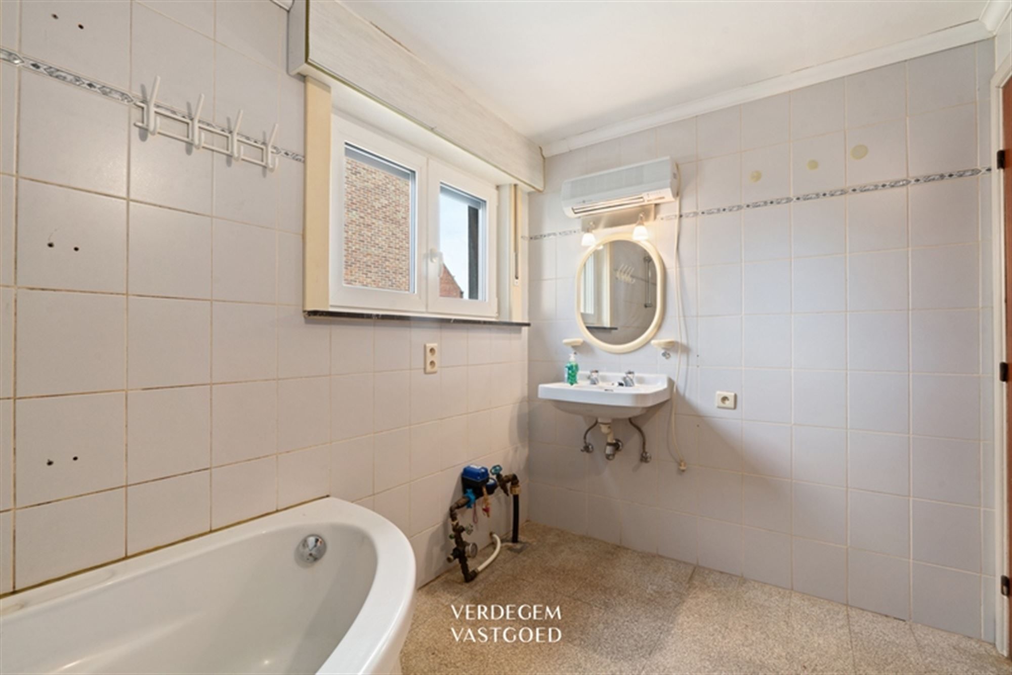 Ruime, op te knappen, woning met 3  slaapkamers, tuin en garage foto 7