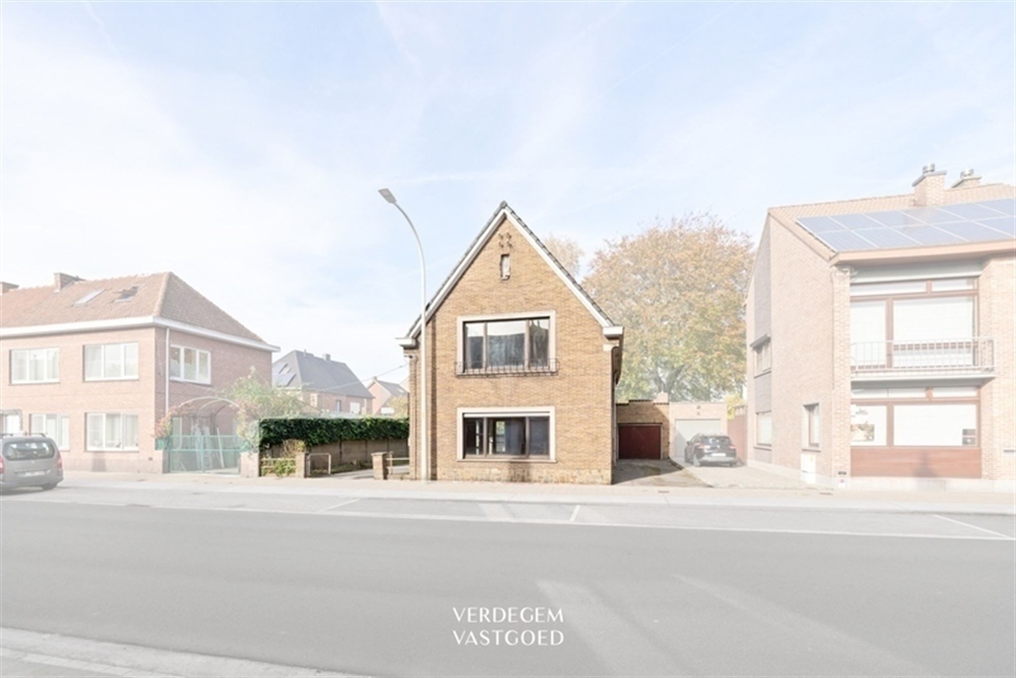 Ruime, op te knappen, woning met 3  slaapkamers, tuin en garage foto 7