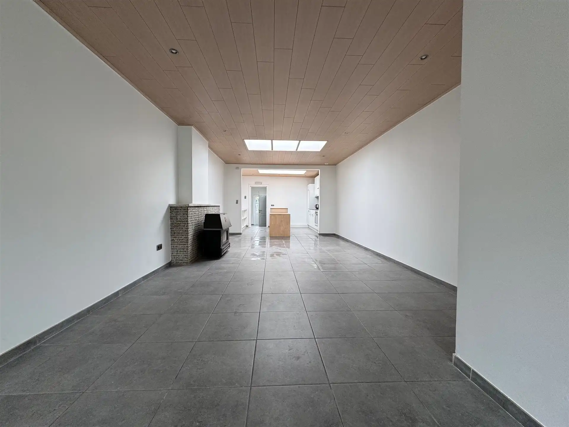 Vernieuwde woning met privé parking voor de wagen achteraan.  foto 7