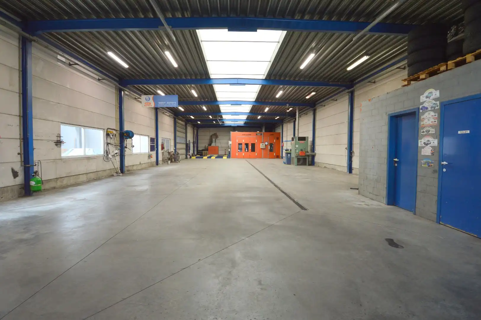Magazijn met bureaus te huur in Wevelgem foto 8