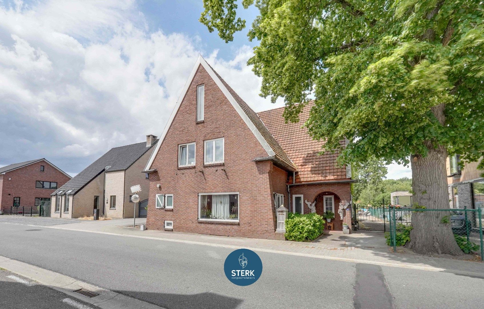 CHARMANTE WONING MET EEN RUIME BEWOONBARE OPP. VAN 400 M² TE REKEM !  foto {{pictureIndex}}
