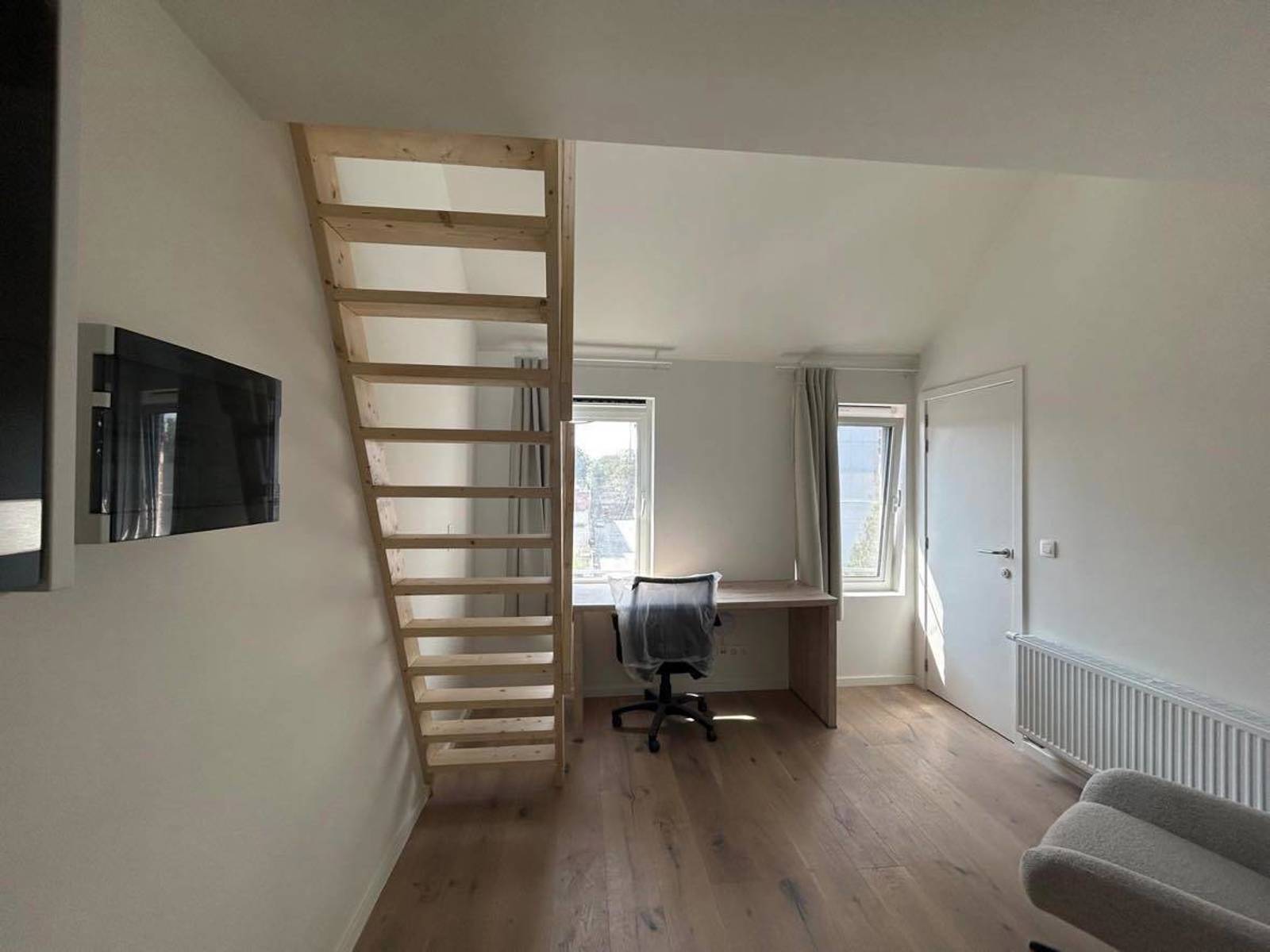 Studentenkamer eigen sanitair met hoogslaper!  foto {{pictureIndex}}