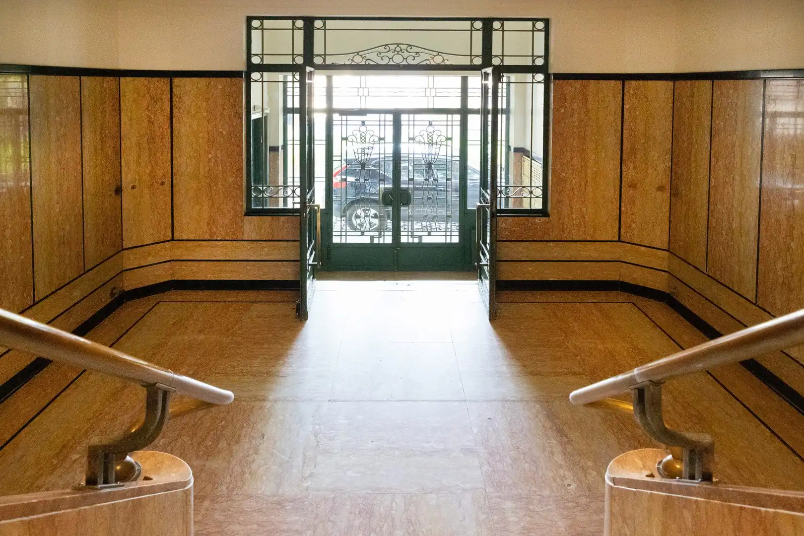 Stijlvol appartement met garage in authentieke residentie. foto 13