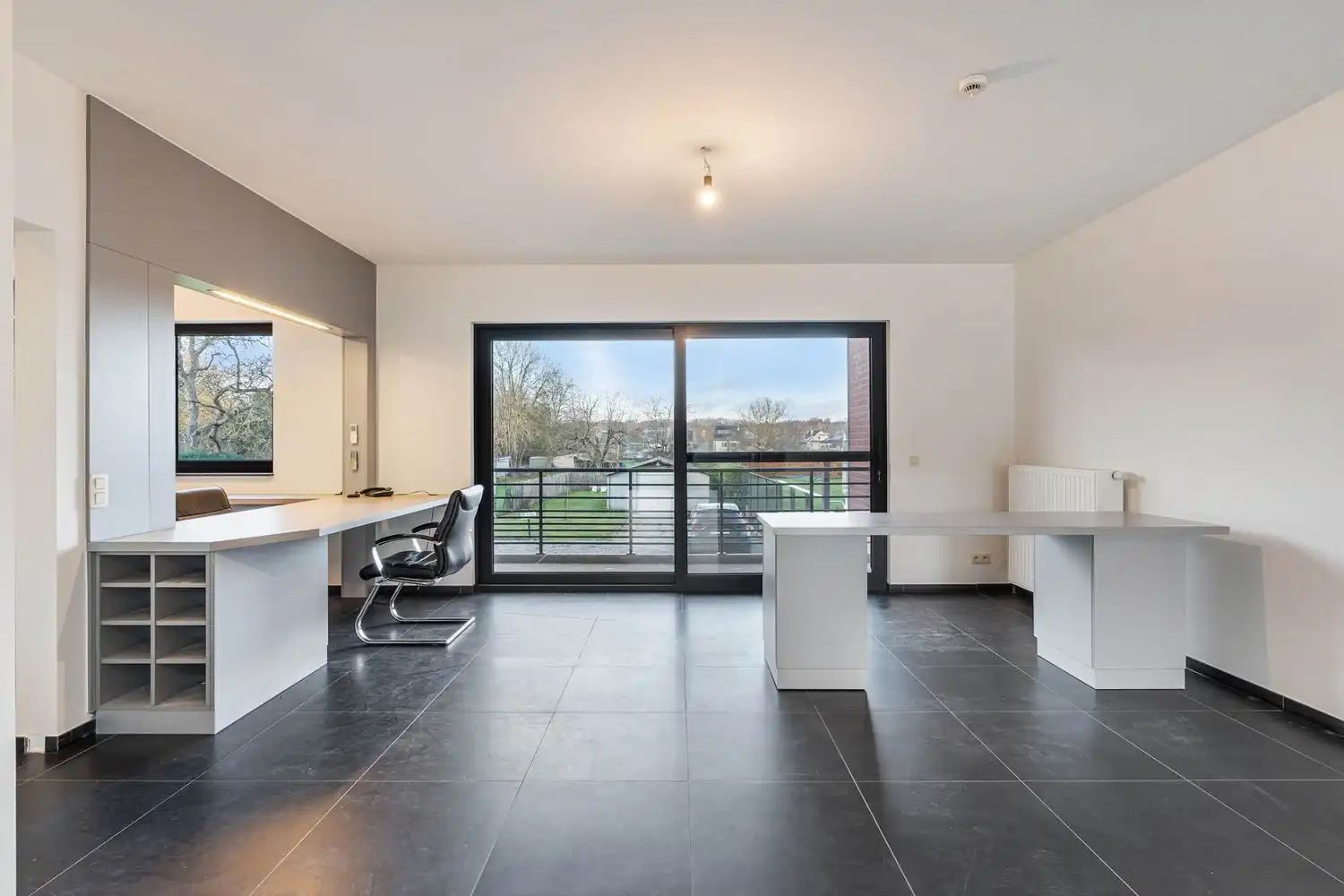 Recente, polyvalente en lichtrijke handelsruimte met 3 private autostaanplaatsen op een commercieel gunstige ligging te Kessel-Lo! foto 4