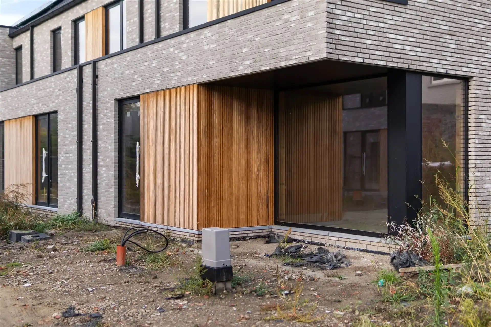 Half open bebouwing met grote raampartijen foto 11