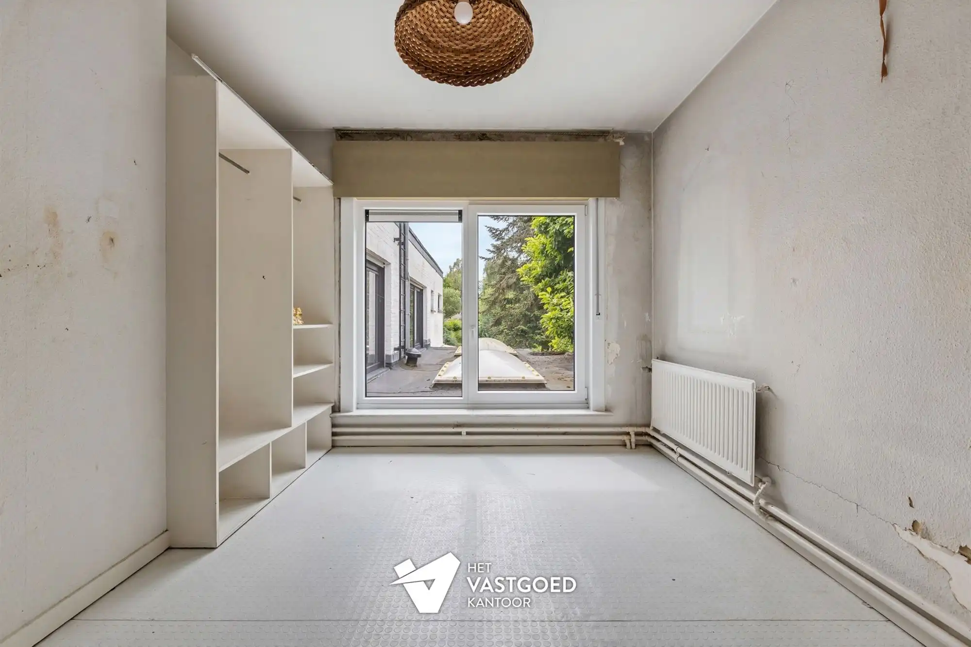 ZEER RUIME, DEELS GERENOVEERDE WONING MET RUIME, ZUIDGERICHTE TUIN foto 21