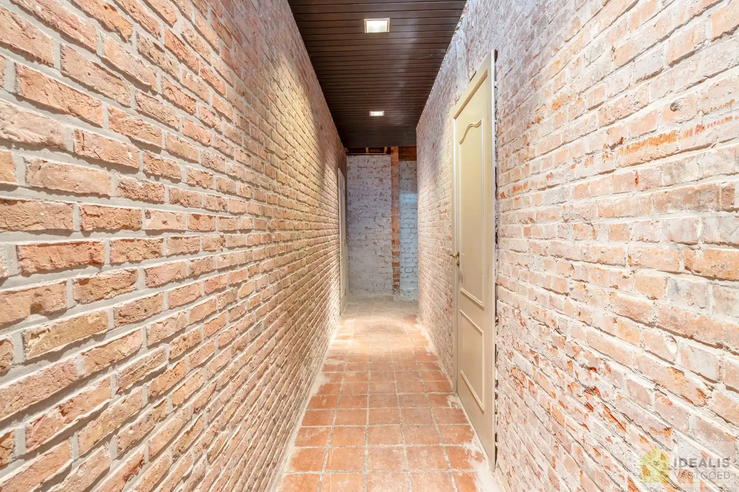 Ruim opgezet, klassevol en naar wens af te werken/ in te richten pand met winkel/kantoorruimte én uiterst ruim appartement met maar liefst 4 slaapkamers foto 3