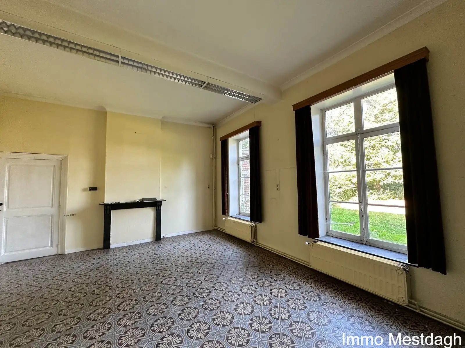 In de schaduw van de kerktoren bevindt zich deze mooie historische idyllische unieke pastorie.   foto 19