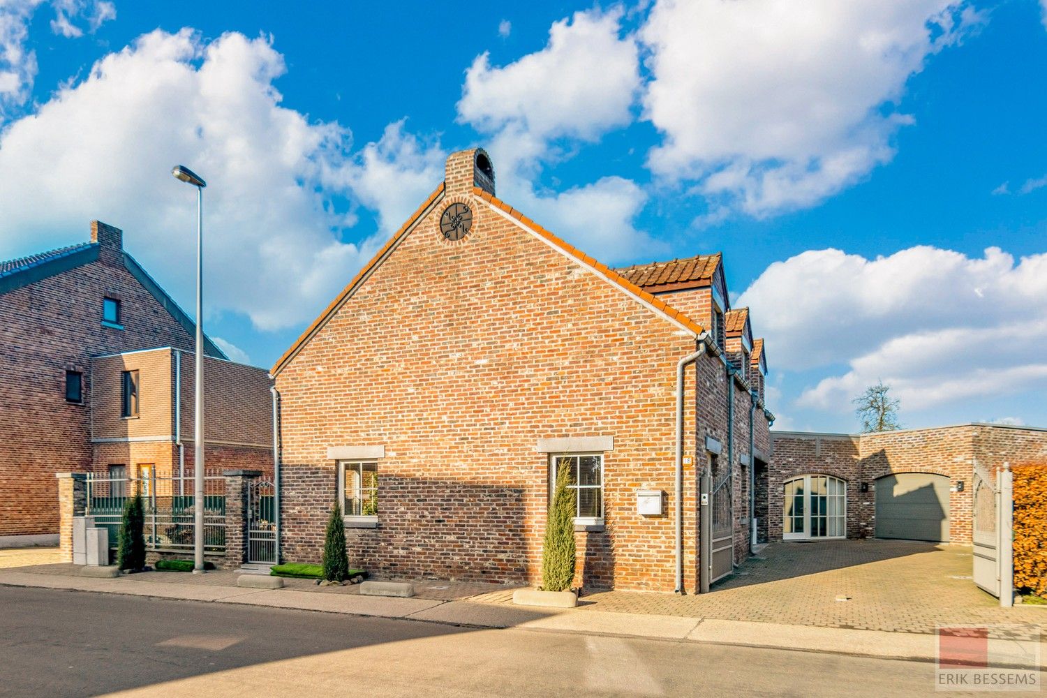 Deze ruime, landelijke en vrijstaande woning, gelegen op een perceel van 786 m², biedt een bewoonbare oppervlakte van circa 214 m². foto {{pictureIndex}}