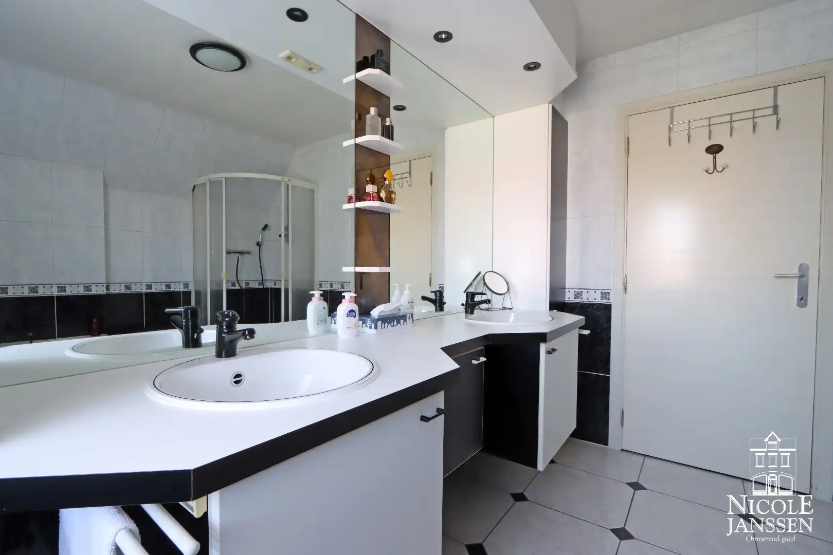 Instapklare woning met ruimte voor praktijk en mooie ingesloten tuin in Bree centrum foto 31