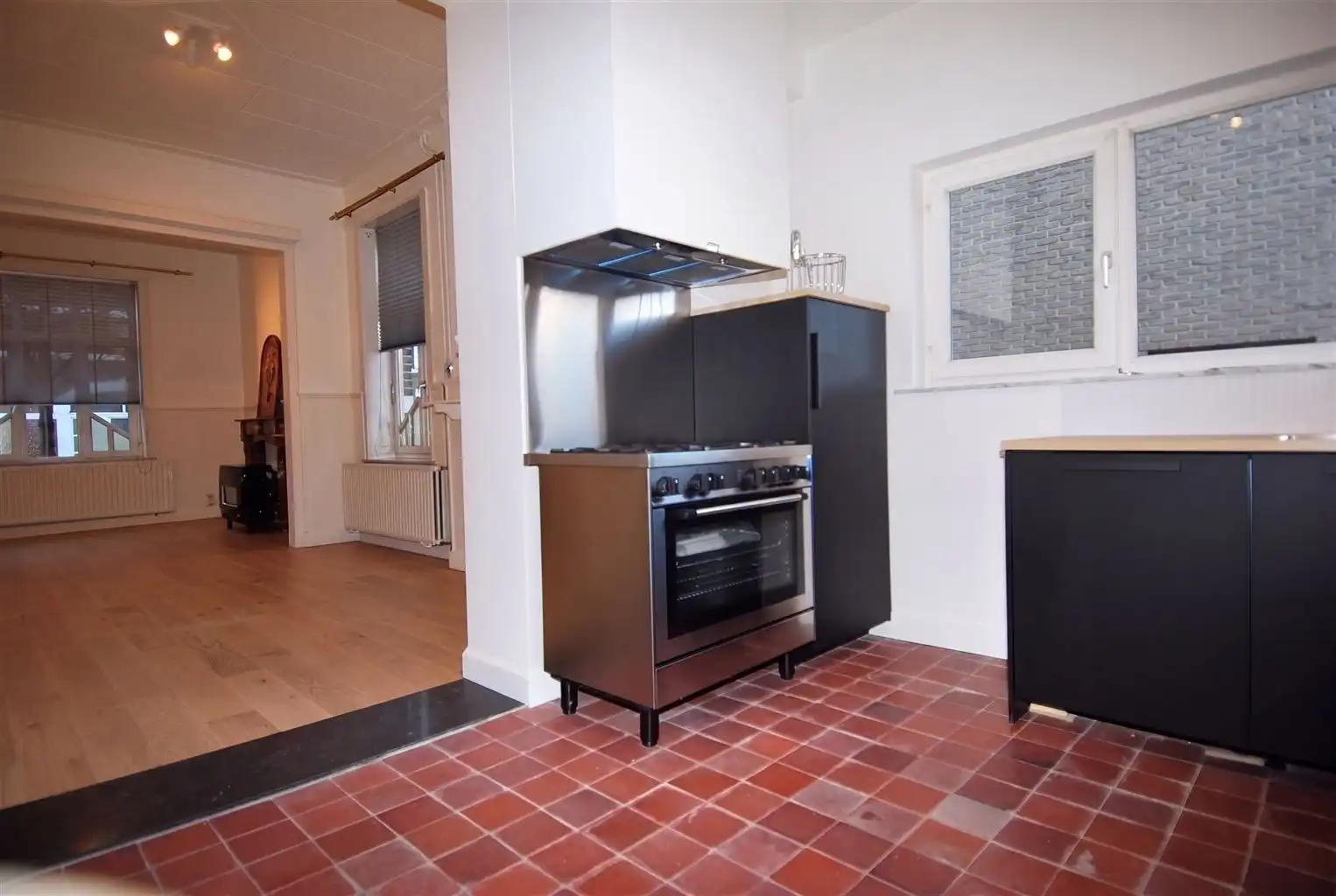 Volledig gerenoveerd, instapklaar herenhuis in eclectische stijl  met 3 slaapkamers(+dressing), mooi aangelegde tuin en autostaanplaats. foto 8