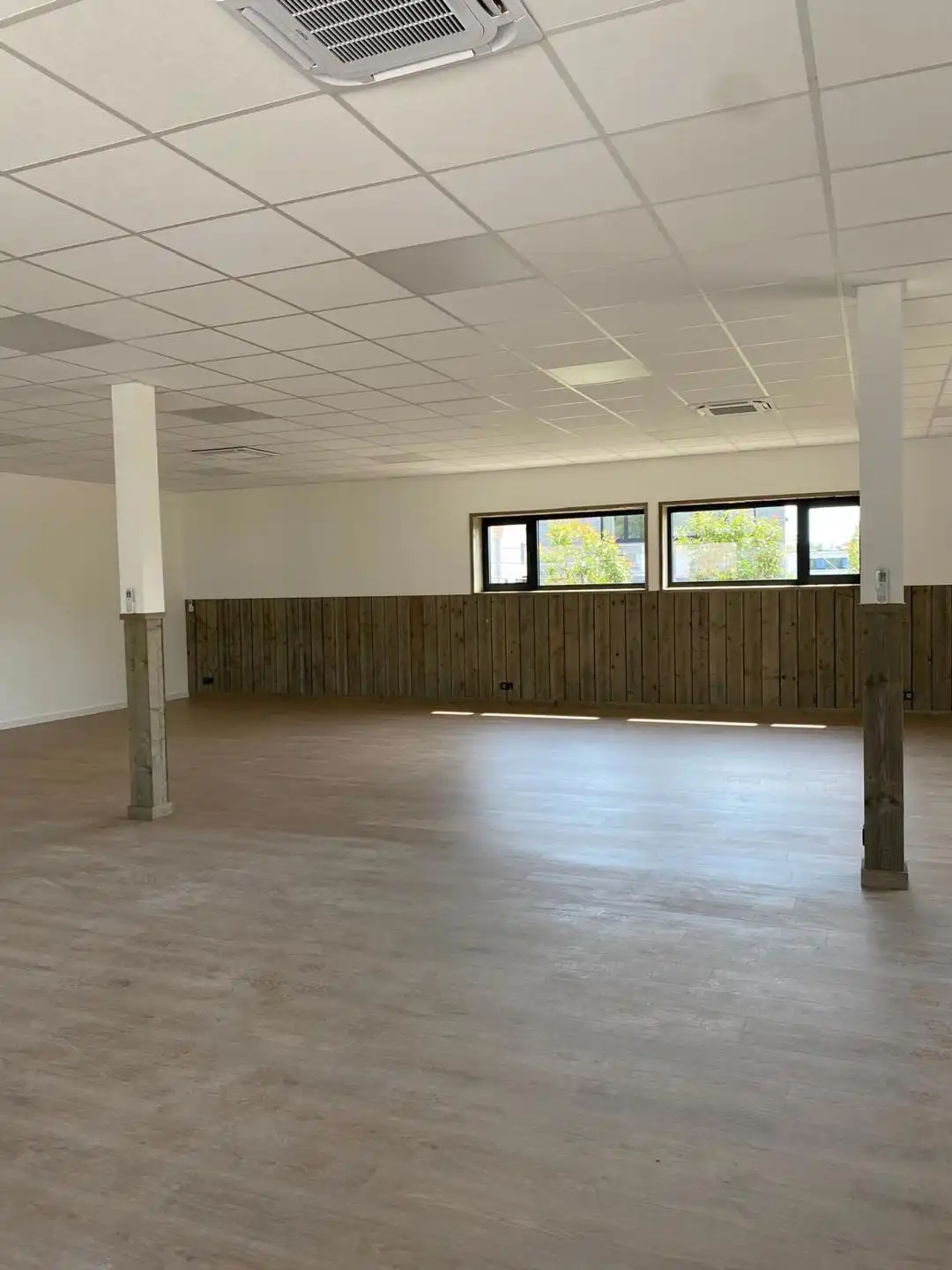 Volledig vernieuwd bedrijfsgebouw met kantoren en magazijnen foto 9