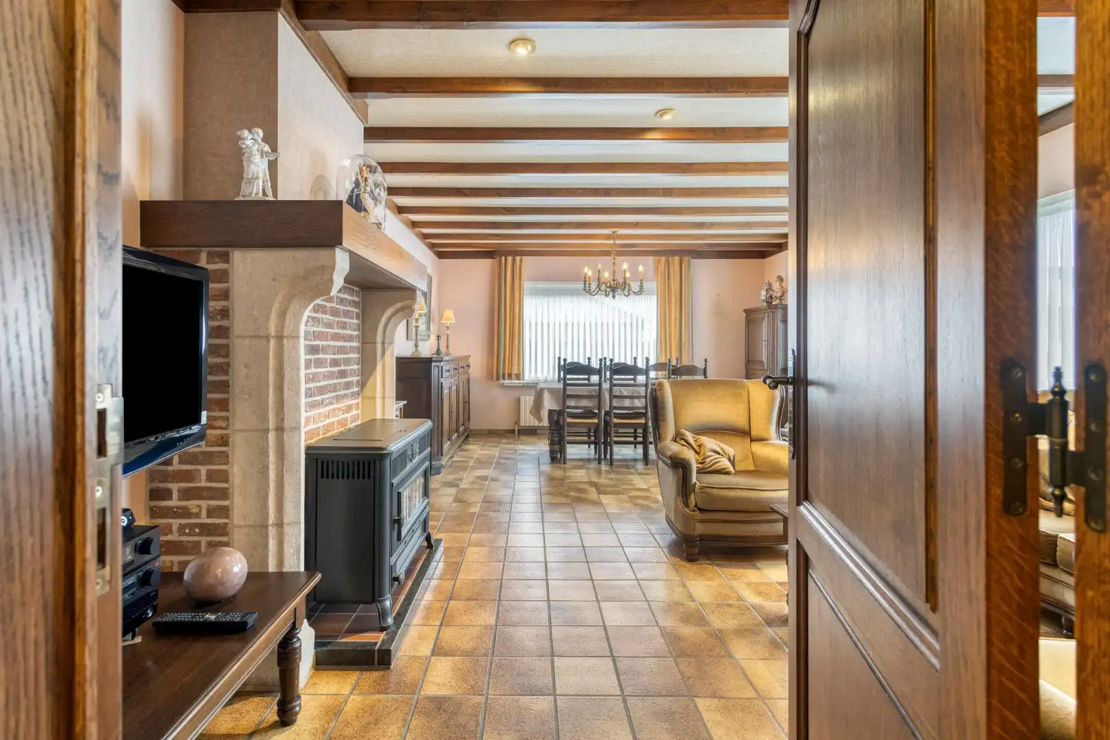 Uiterst verzorgde, gelijkvloerse villa met 2 slaapkamers en ruime garage! foto 2