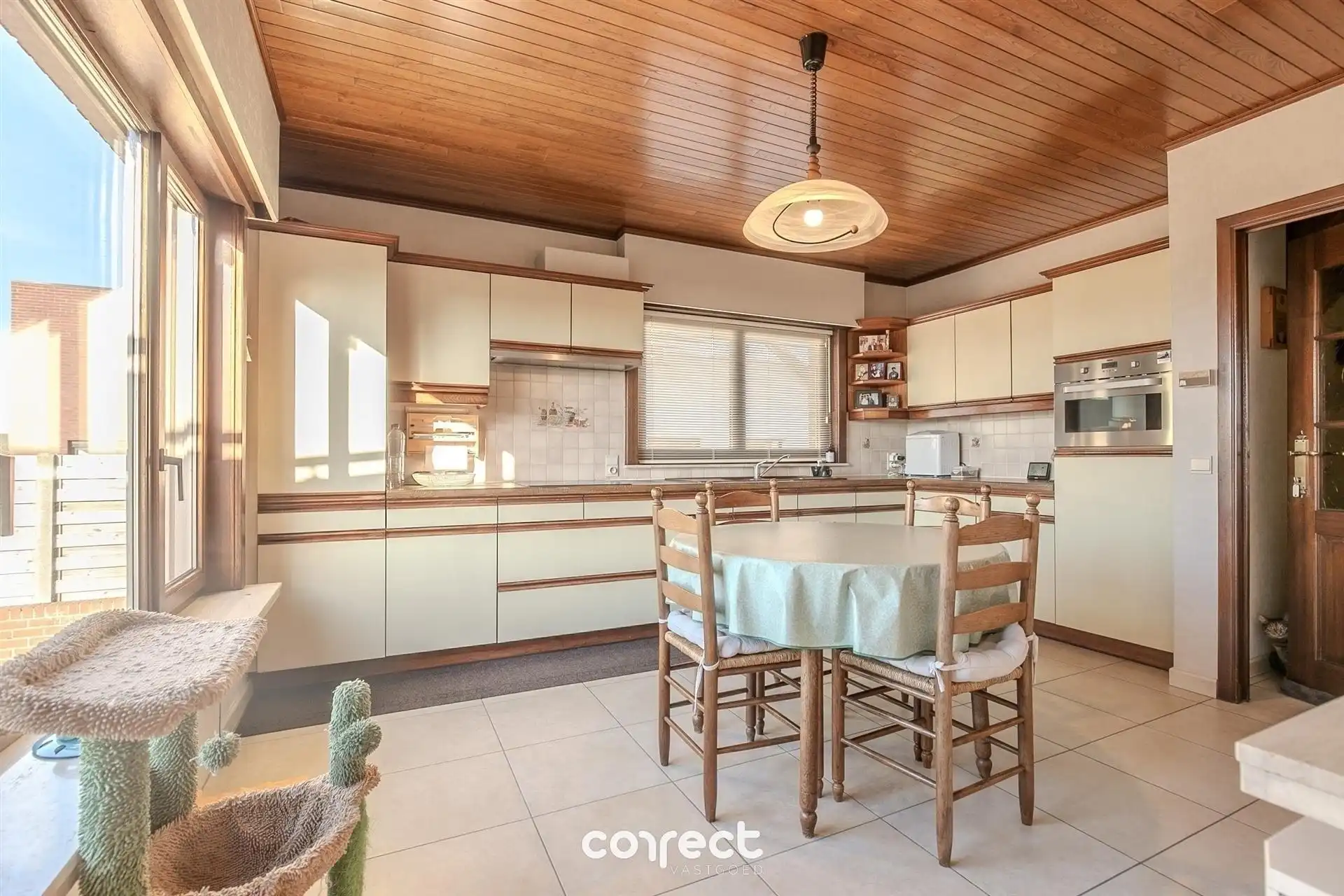 Instapklare open bebouwing met 3 slaapkamers, 2 garages en zicht op de velden! foto 4