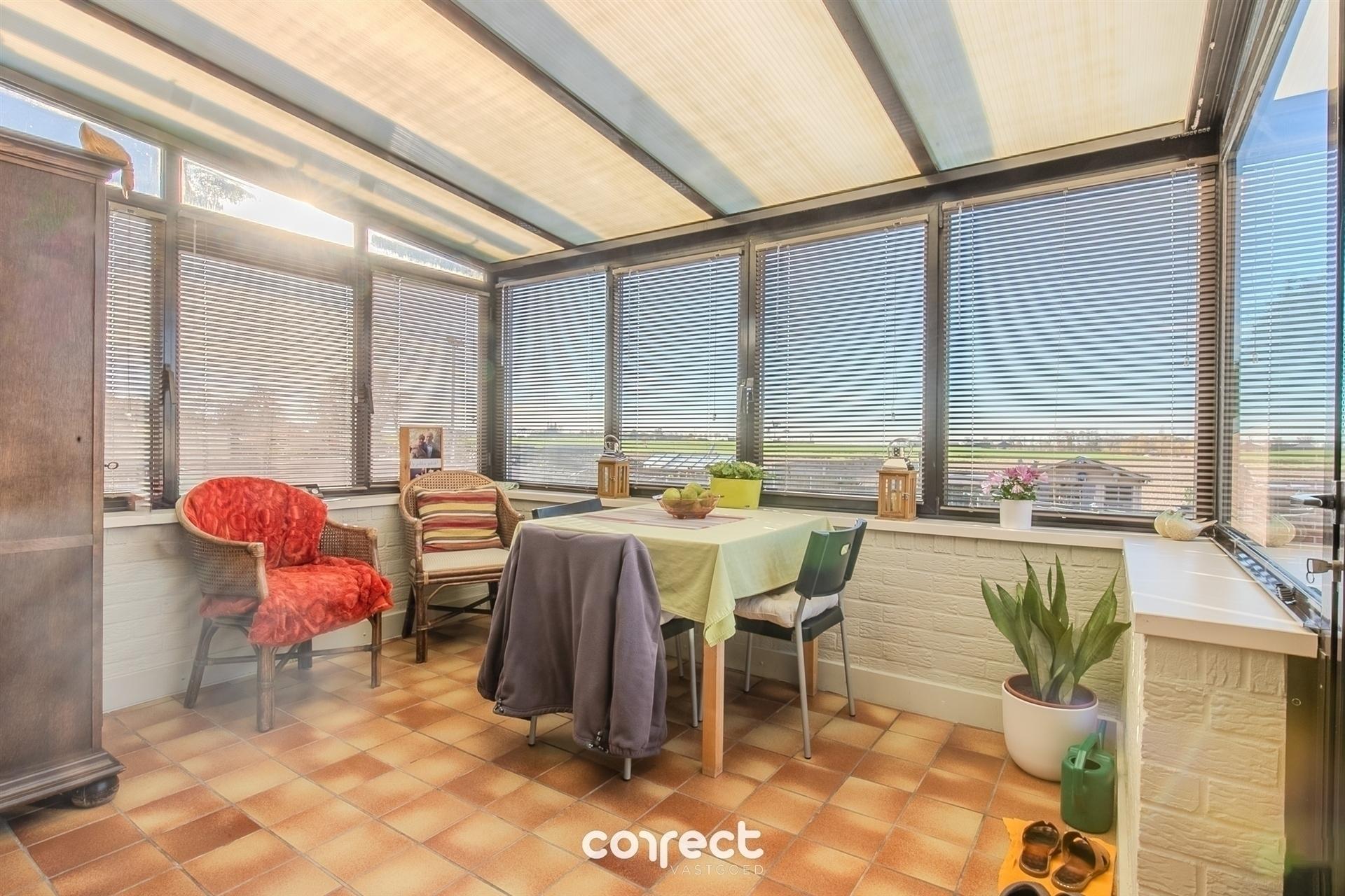 Instapklare open bebouwing met 3 slaapkamers, 2 garages en zicht op de velden! foto 4