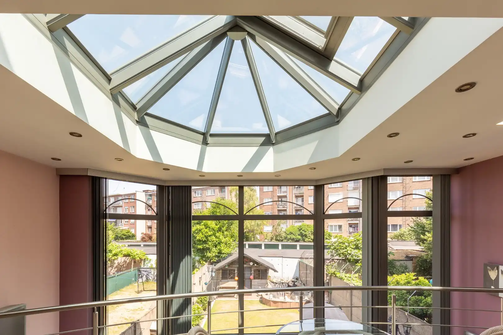 Zeer lichtrijke woning met unieke veranda foto 2