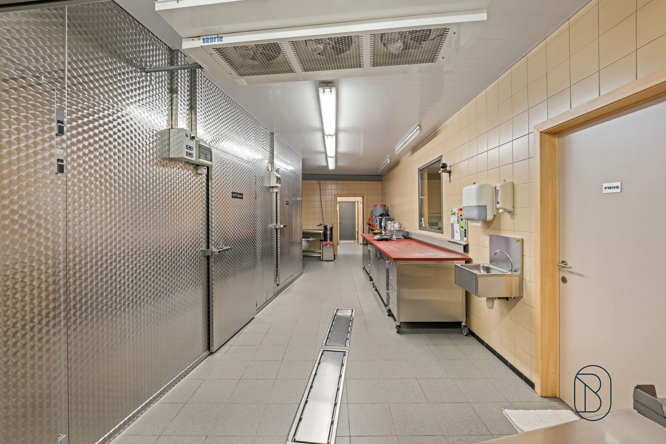 Topgelegen handelspand met woonst foto 9