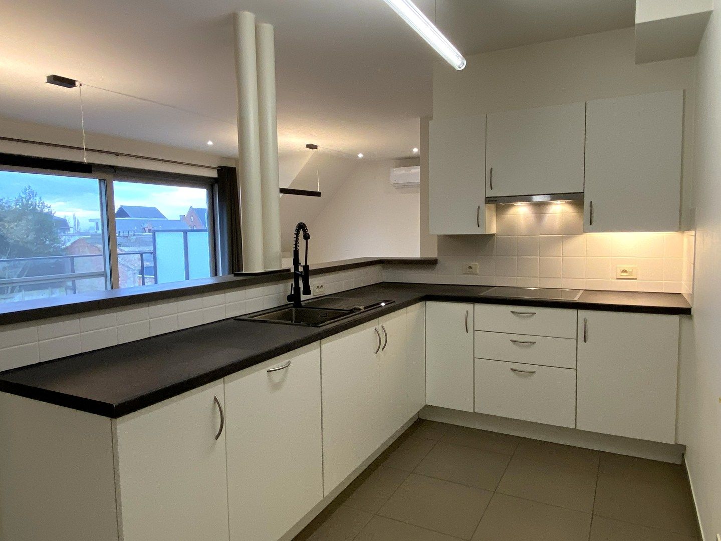 INSTAPKLAAR DAKAPPARTEMENT MET 2 SLPKS | TERRAS EN GARAGE foto 4