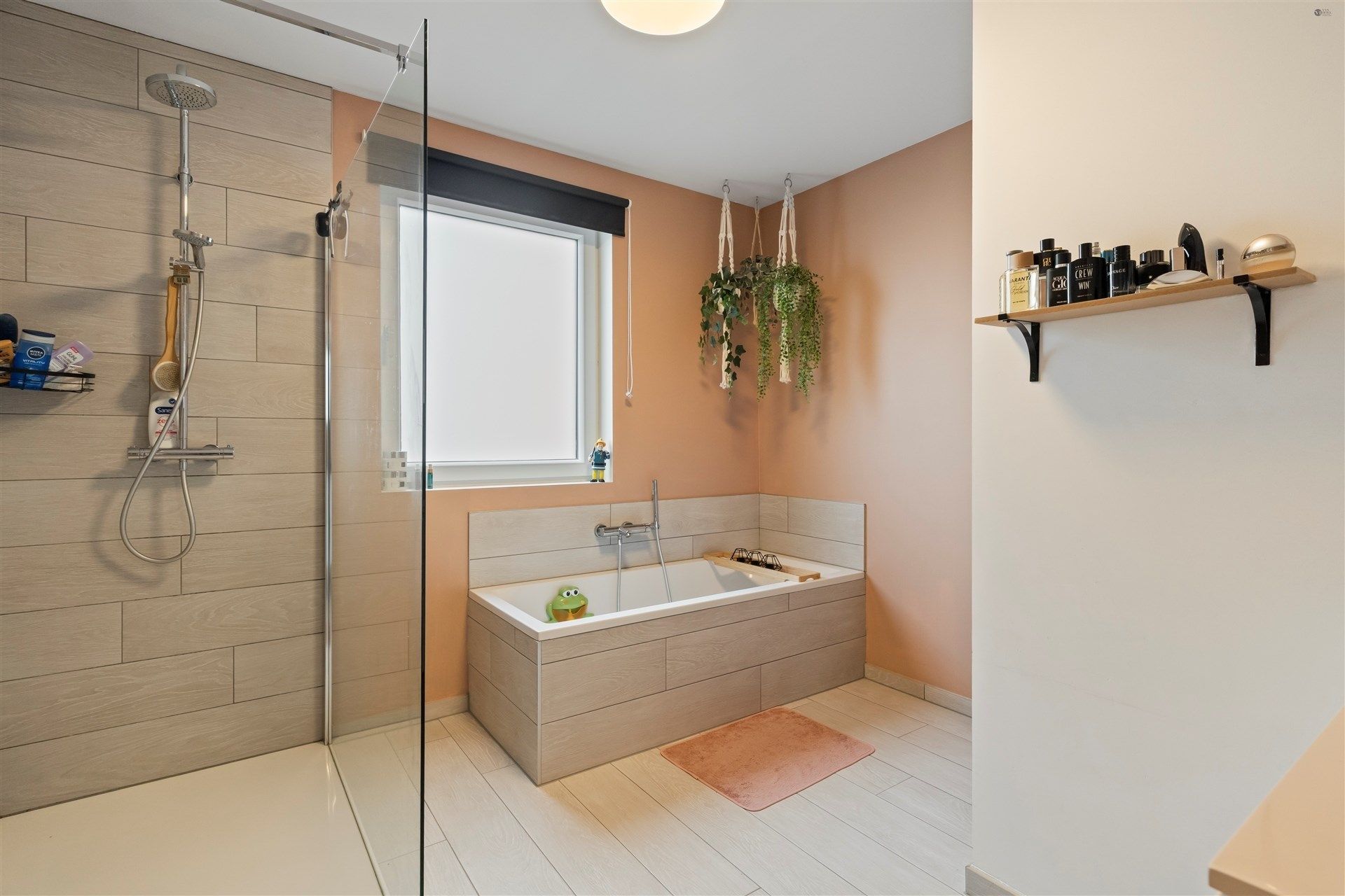Recente woning, 5 slaapkamers, met garage en staanplaats. foto 10