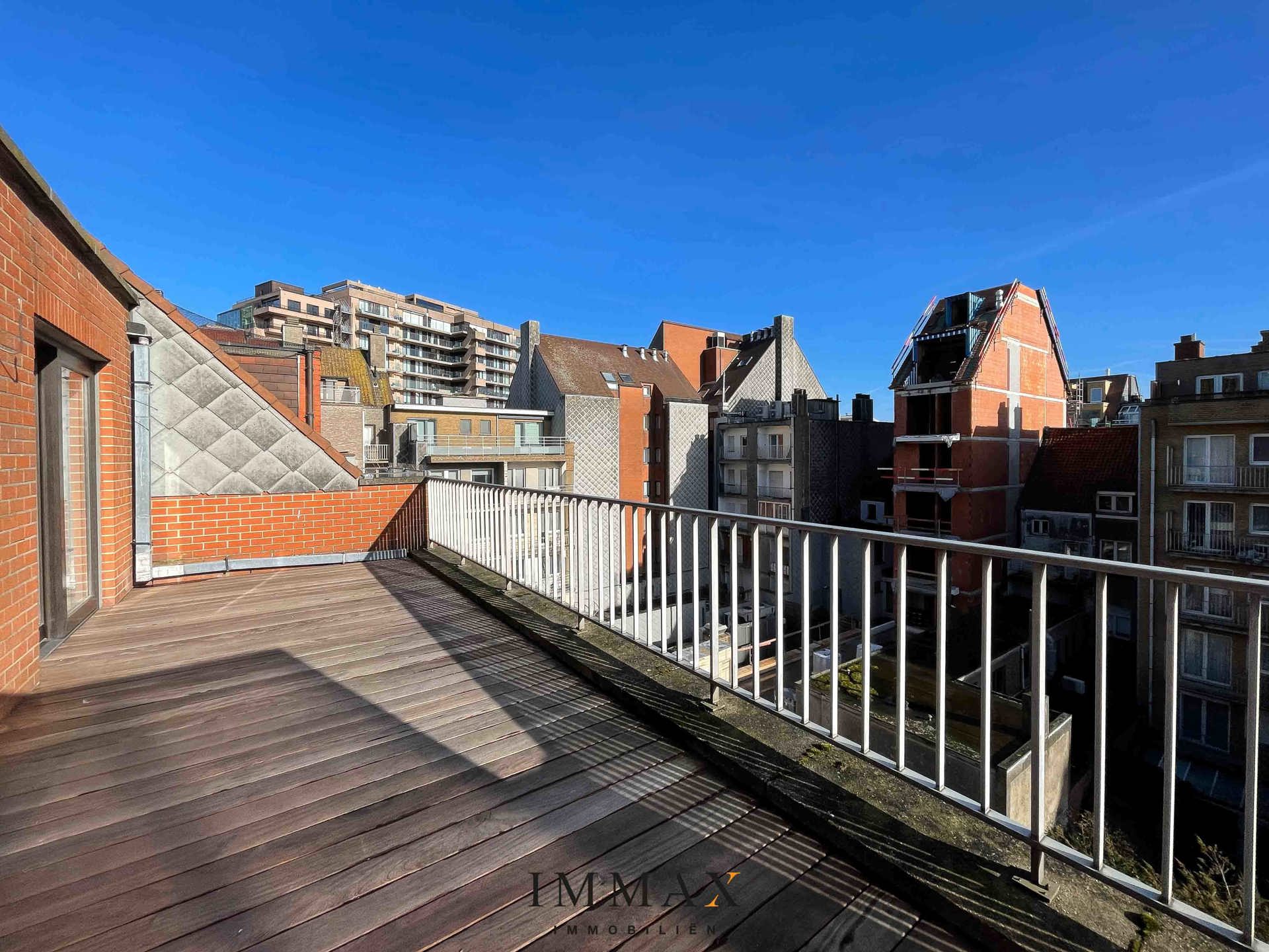 Prachtig gerenoveerde penthouse met lateraal zeezicht  foto 12