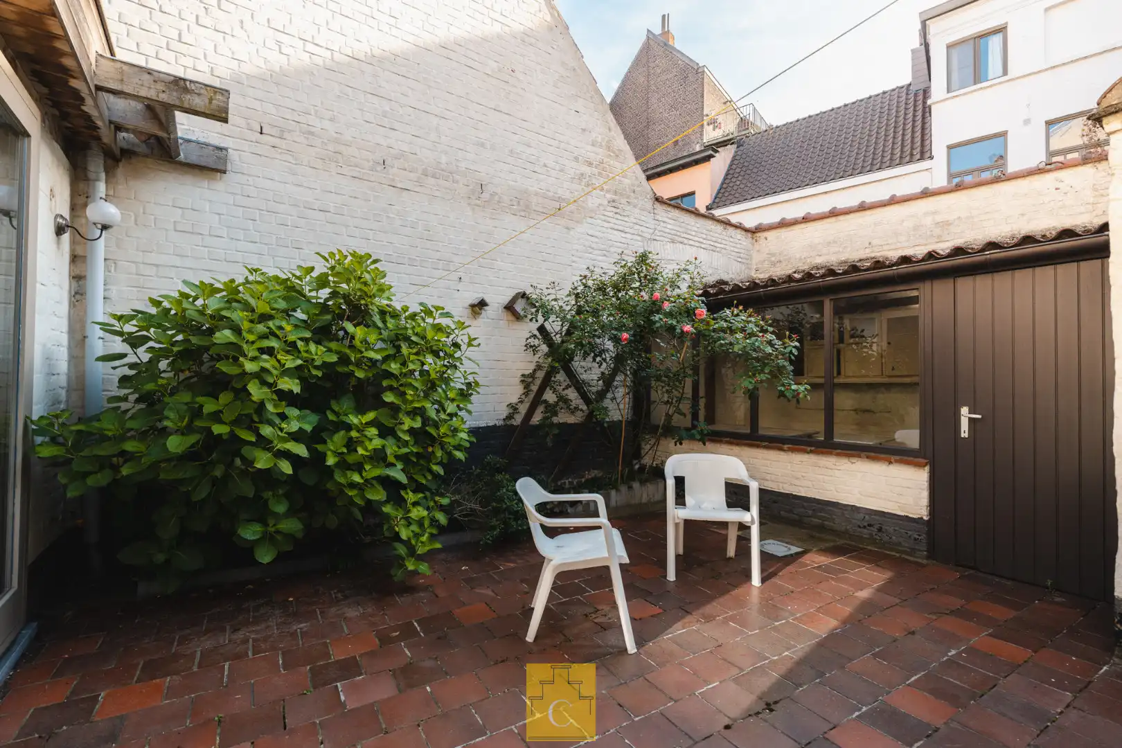Ruime karakterwoning met 17e-eeuwse gevel, kleine garage, zongerichte terrastuin en extra terras op het verdiep, mooie locatie in het hartje van Brugge foto 14