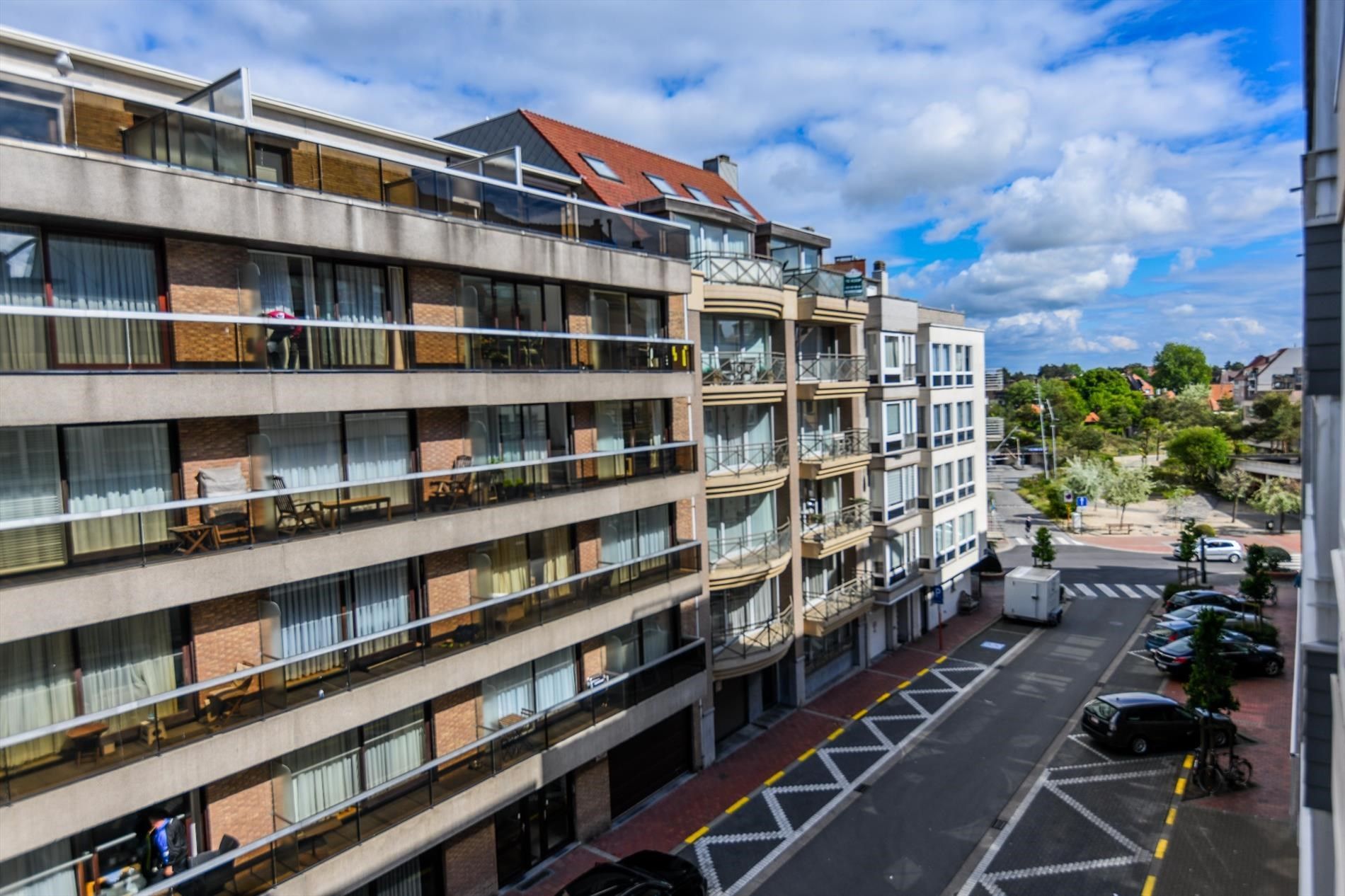 Gerenoveerd appartement met 3 slaapkamers, heel centraal gelegen vlakbij het strand en de winkels van de Dumortierlaan en de Kustlaan foto 11