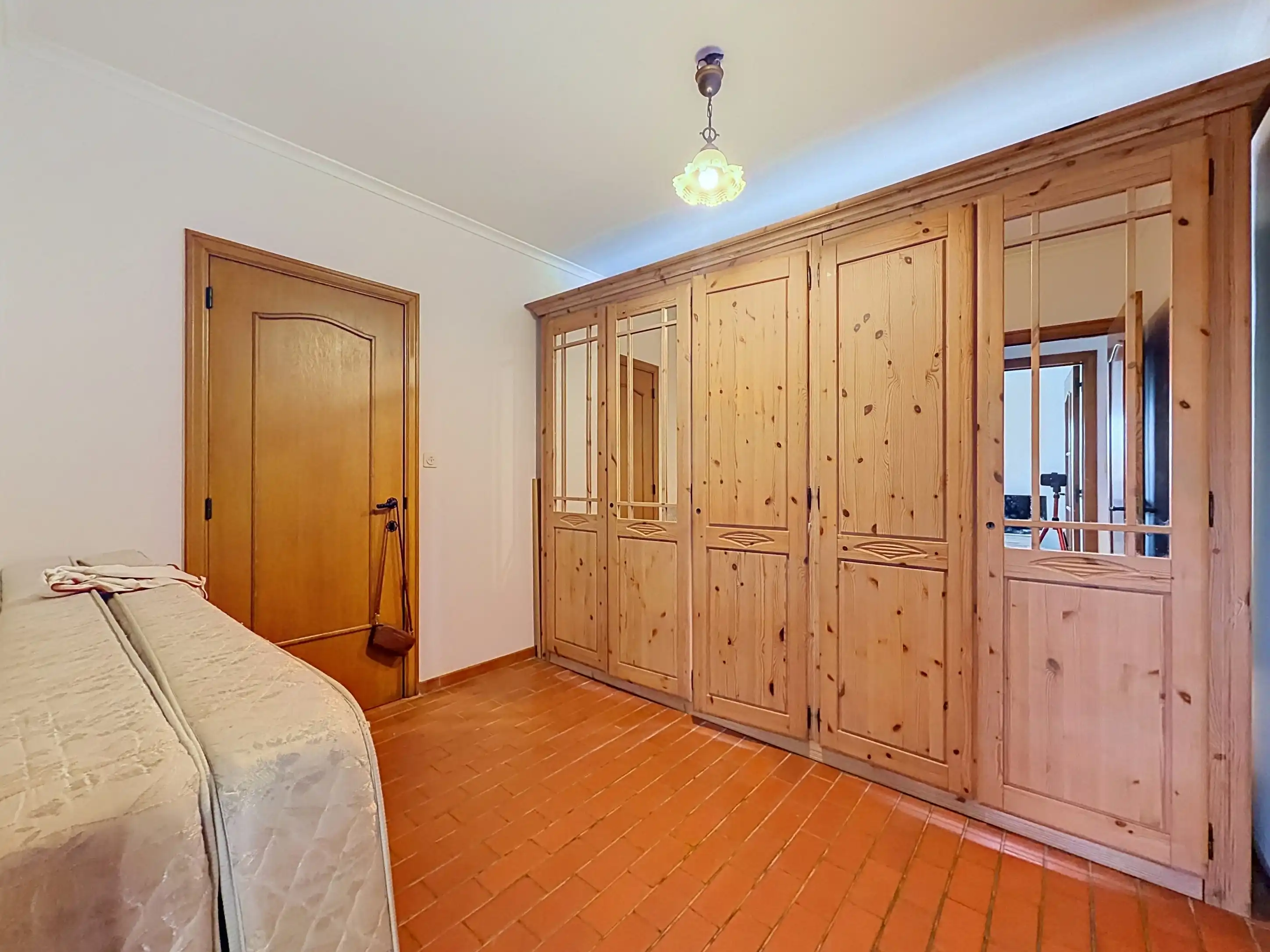 Landelijk gelegen gelijkvloerse villa te huur in Zonnebeke met 2 slaapkamers, garage, grote tuin en prachtig uitzicht! foto 11