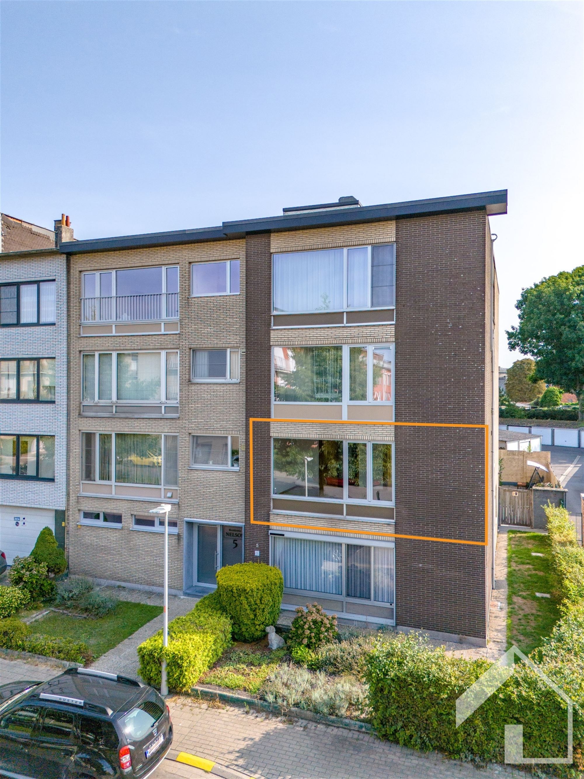 Ruim op te frissen 3-slaapkamerappartement met garage  foto {{pictureIndex}}