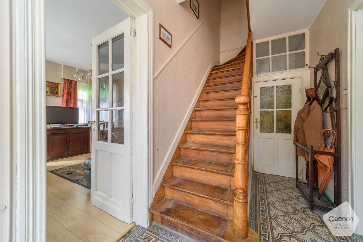Authentieke Halfopen Villa op Wandelafstand van Zee en Winkels – Te Renoveren naar Eigen Smaak foto 4