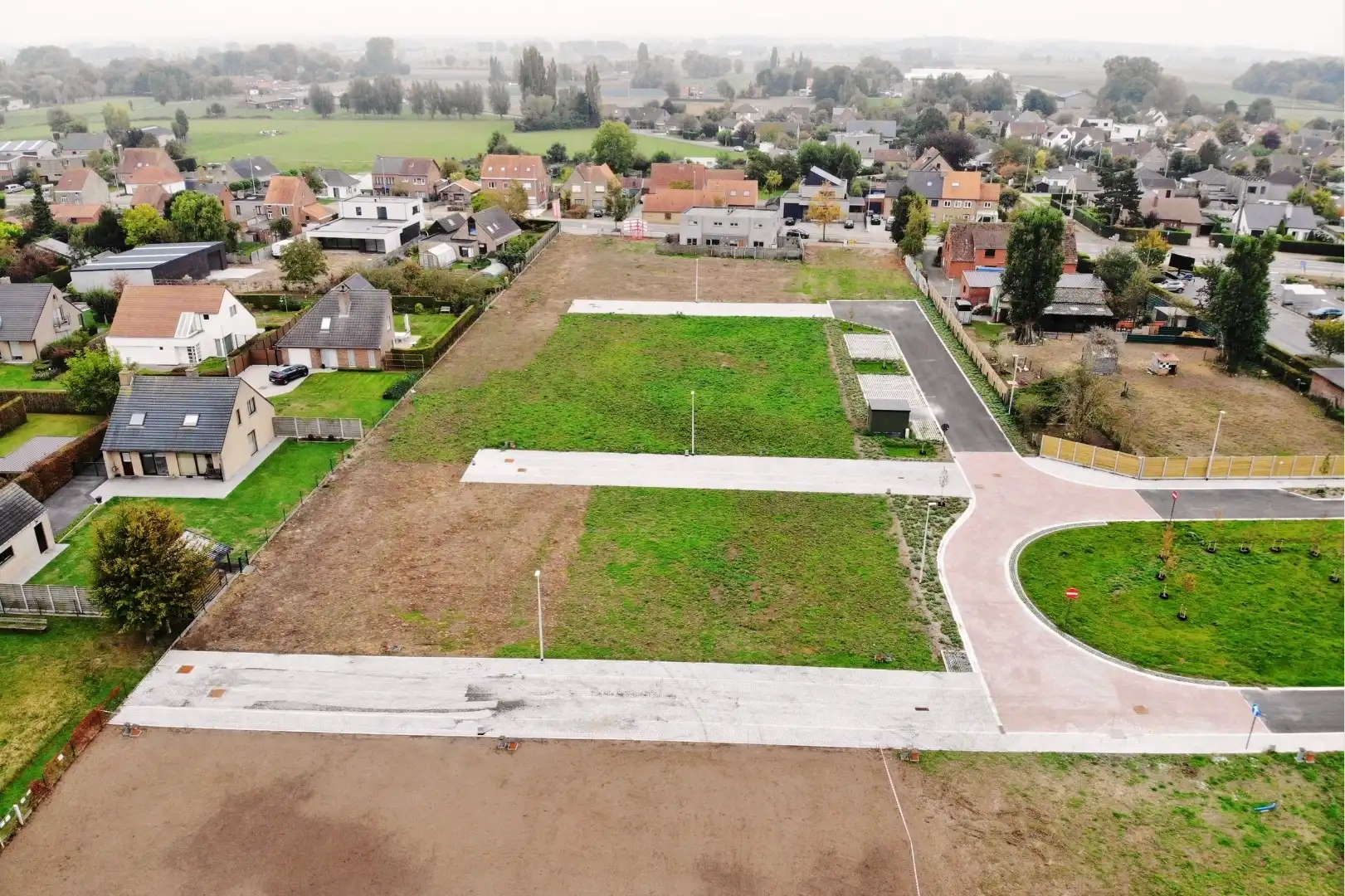 Nieuwe bouwgronden voor open bebouwing dicht bij het centrum foto {{pictureIndex}}