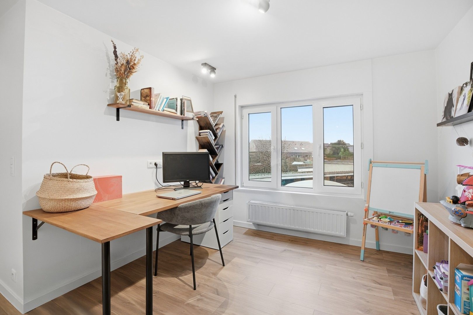 Halfopen bebouwing met uitweg en carport in het hartje van Zwevezele foto 14