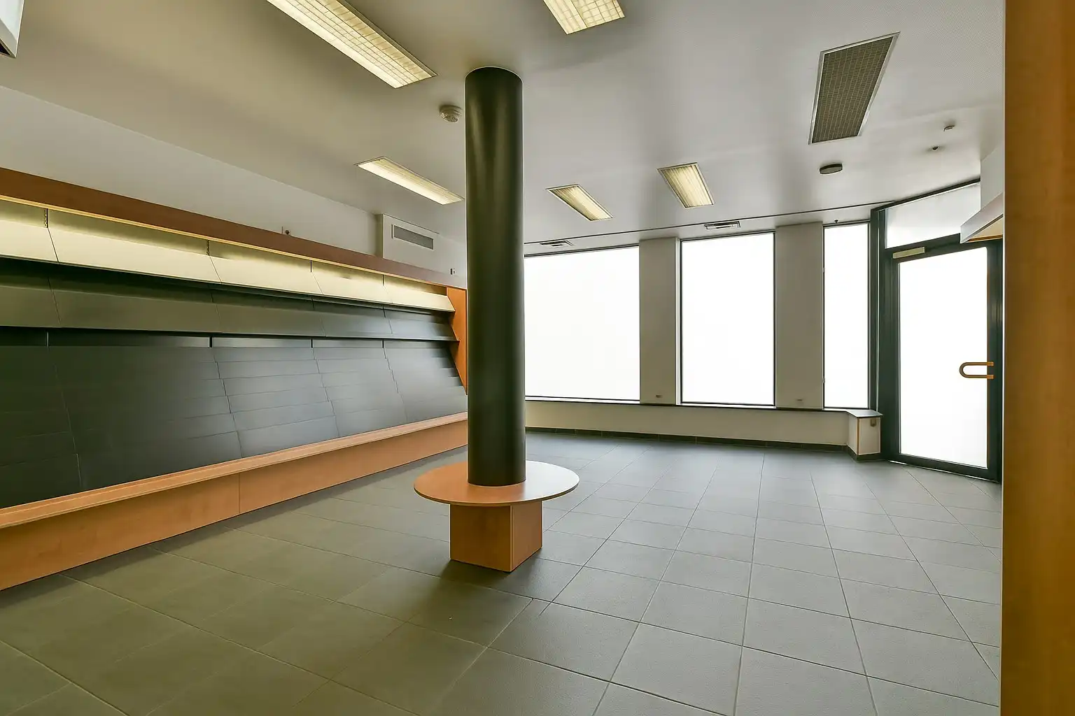 Ruime woning met handelsgedeelte op gunstige ligging in centrum! foto 3